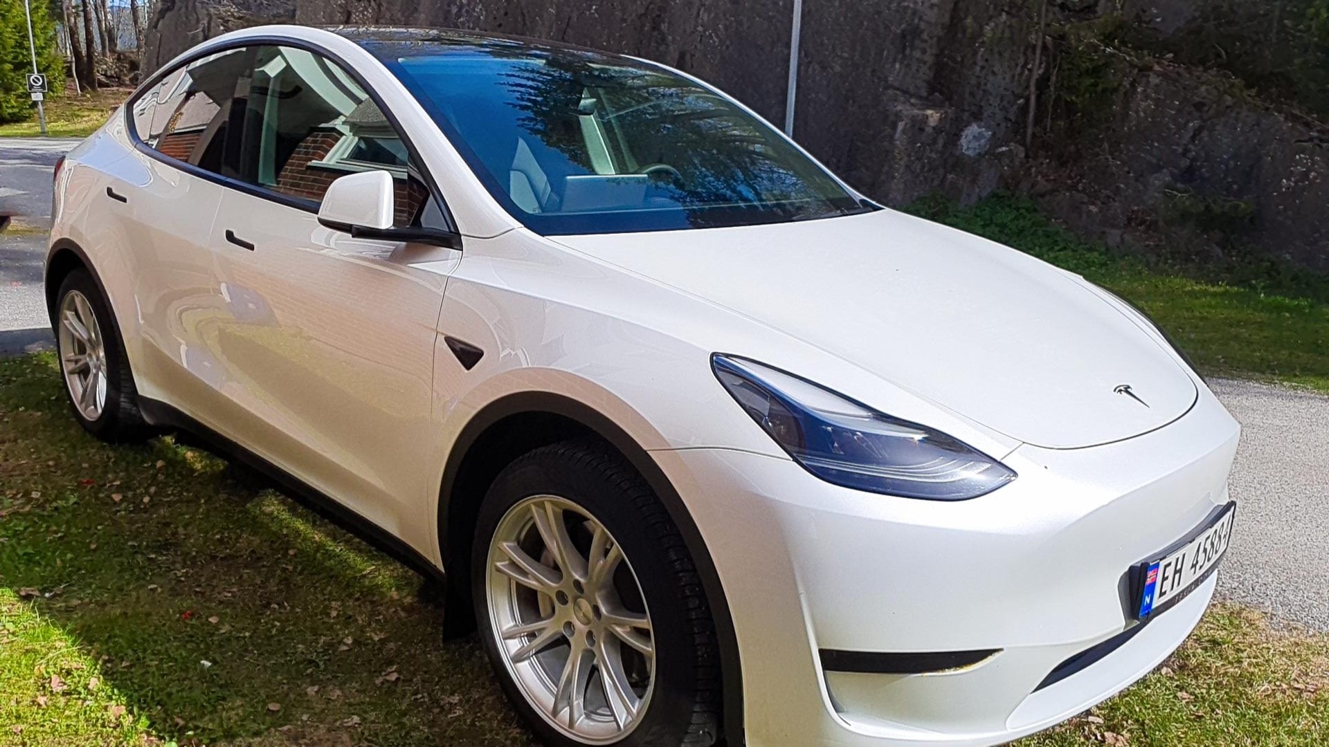 Tesla Model Y med Cruisekontroll