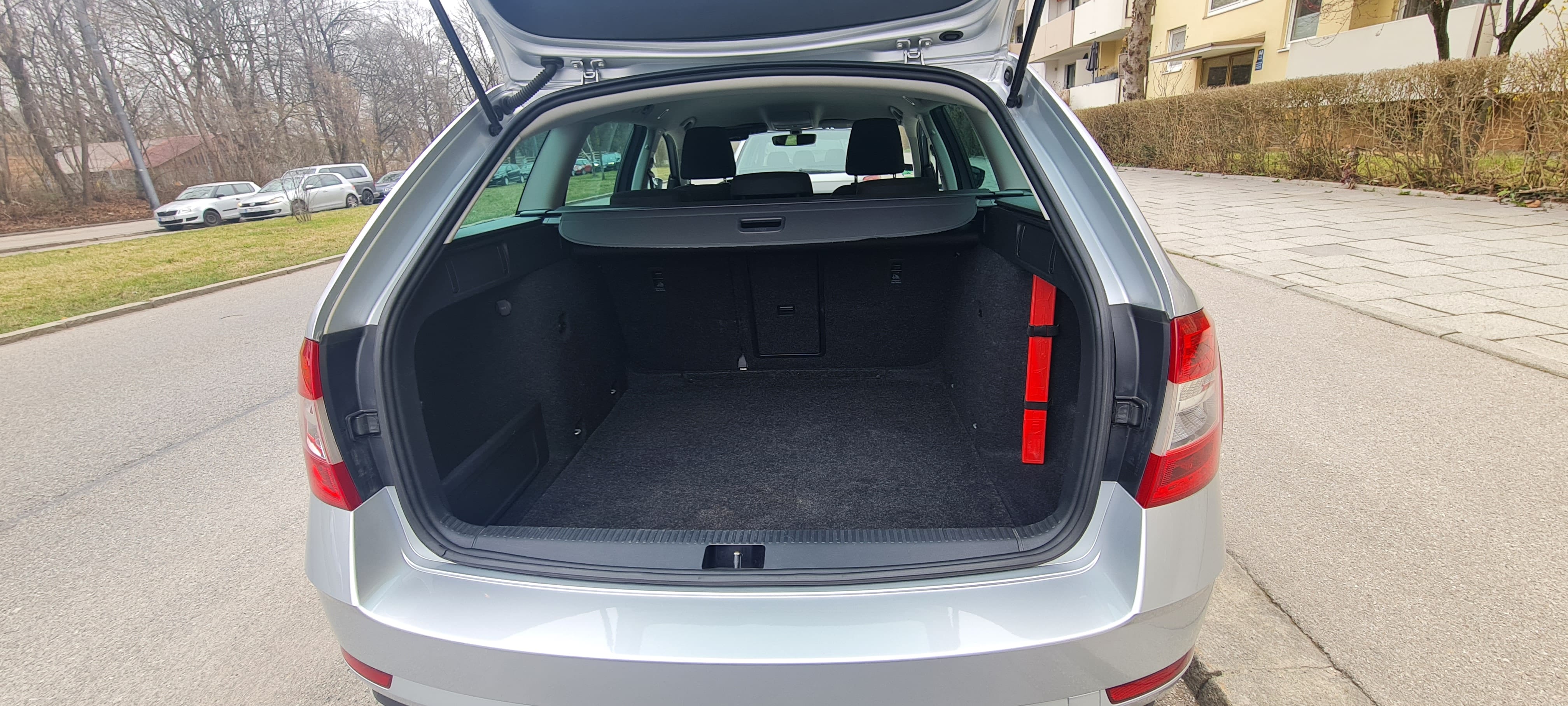Skoda Octavia Kombi 1.6 TDI with Bluetooth audio