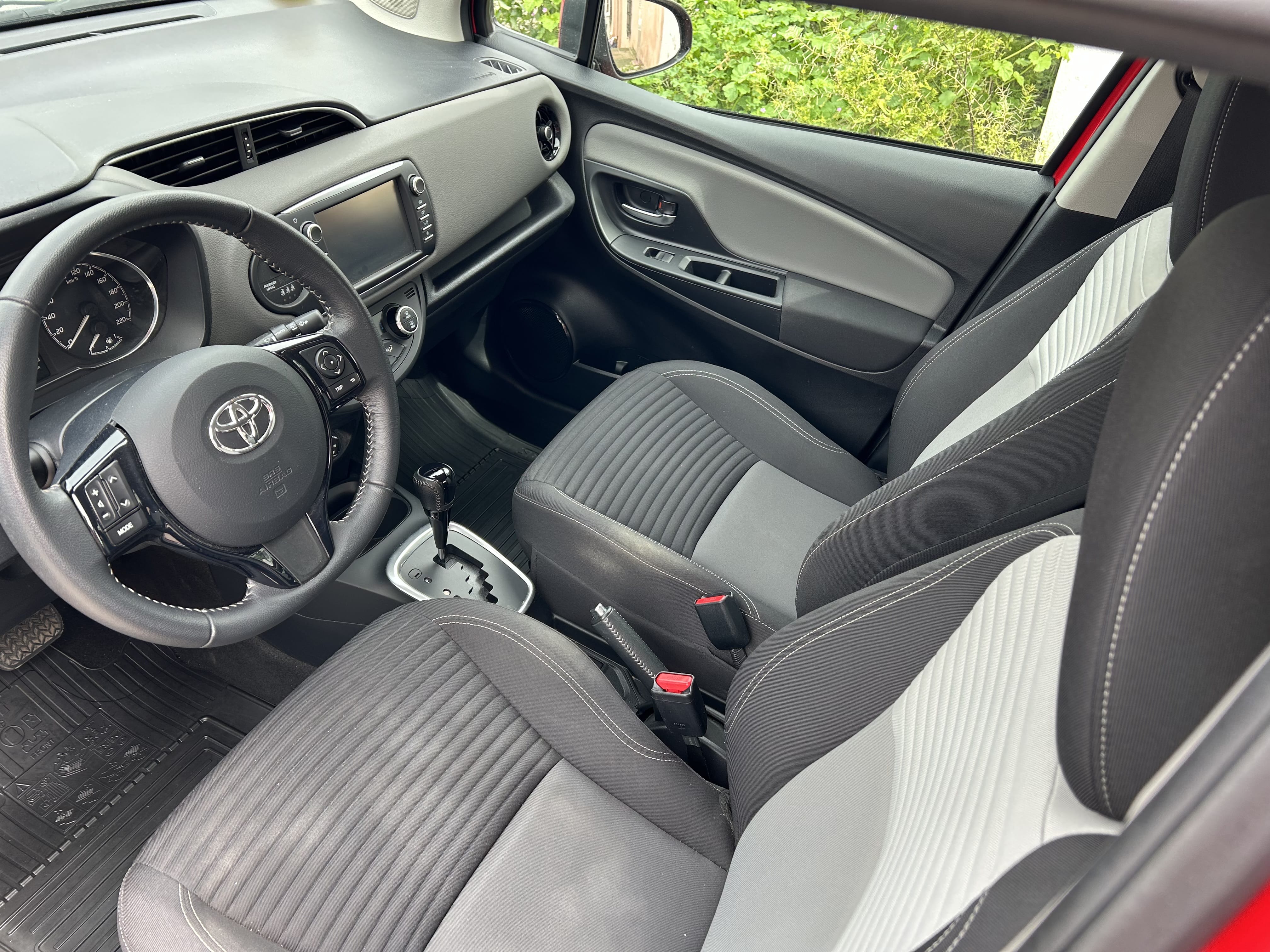 Toyota Yaris Híbrido con Silla infantil