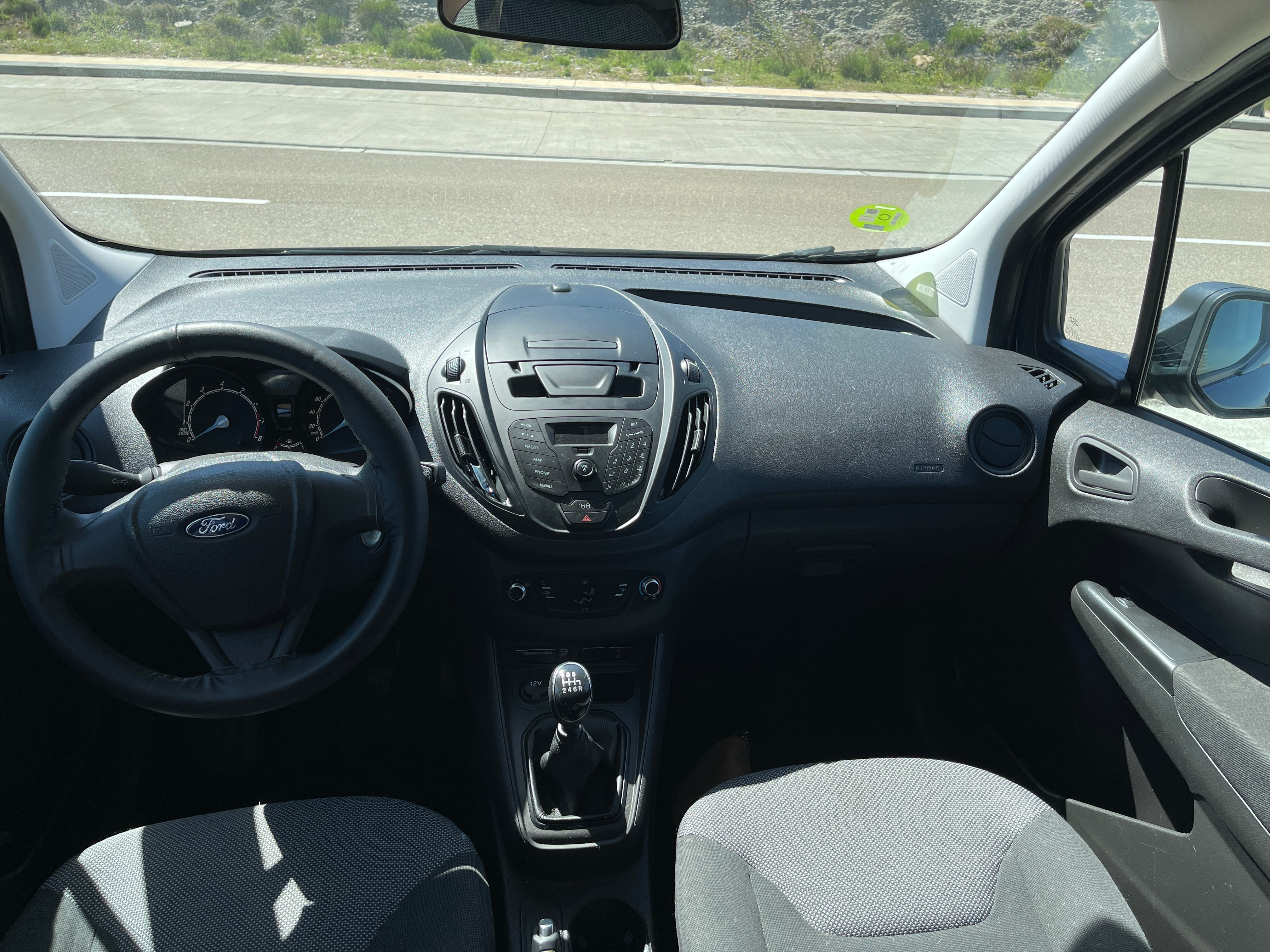 Ford Transit Courier Combi con Puertos de carga USB