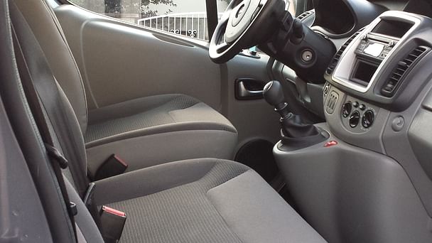 Opel Vivaro Combi avec Pneus neige