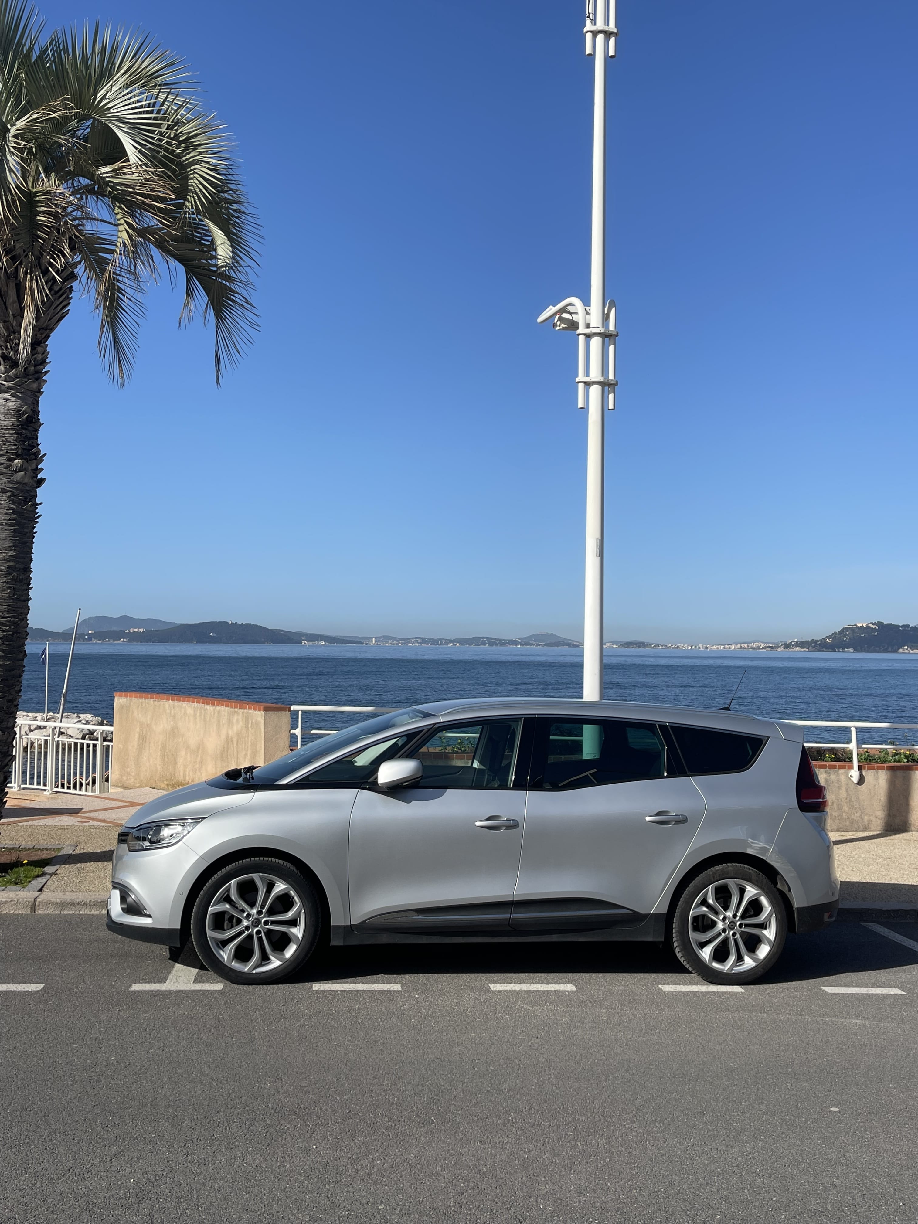 Renault Grand Scenic hDI avec Climatisation