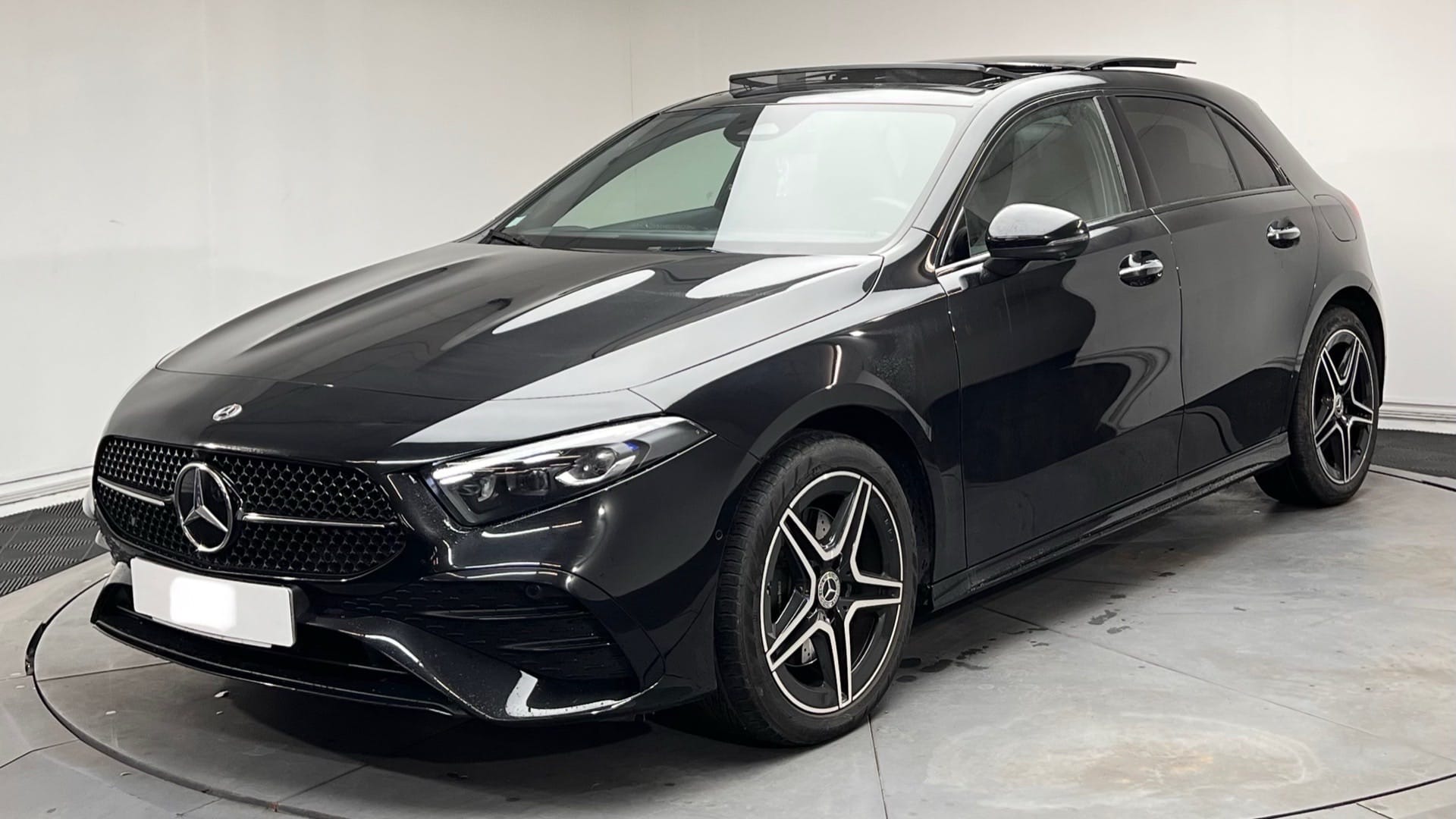 Mercedes-Benz Classe A 250 e, 2023, Essence 95 / Électrique (hybride), automatique