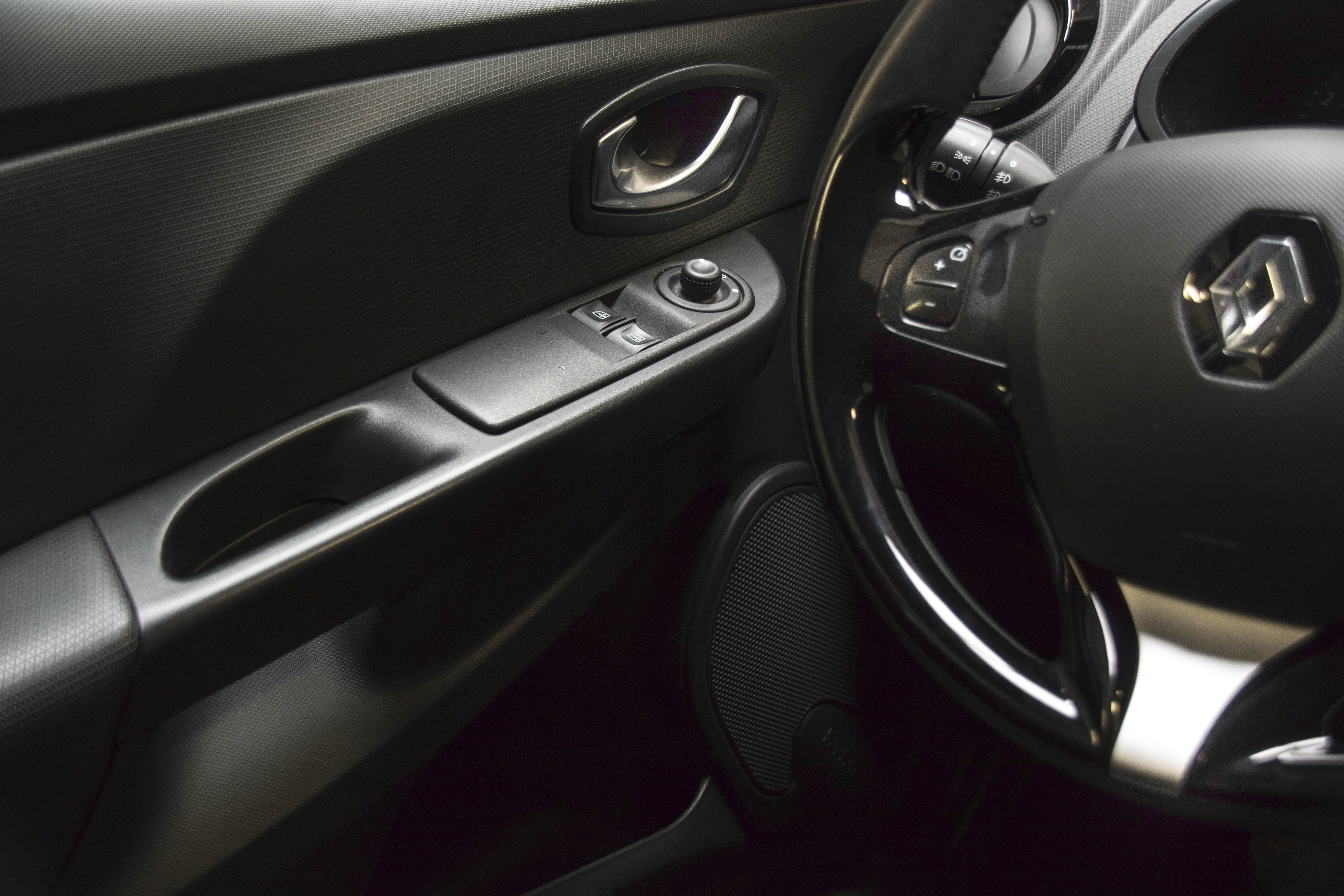 Renault Clio #613  Chamonix-Mont-Blanc avec Pneus neige