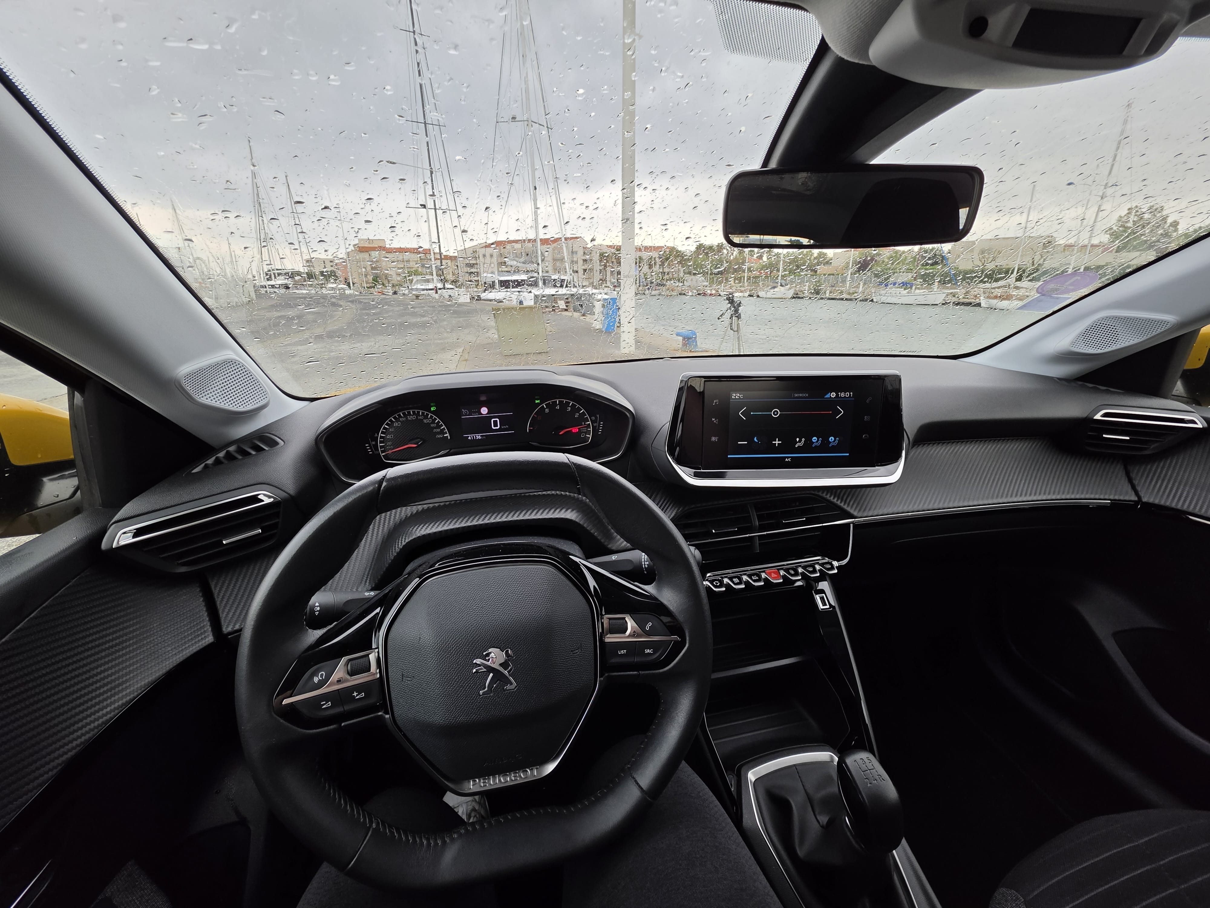 Peugeot 208 avec Apple CarPlay