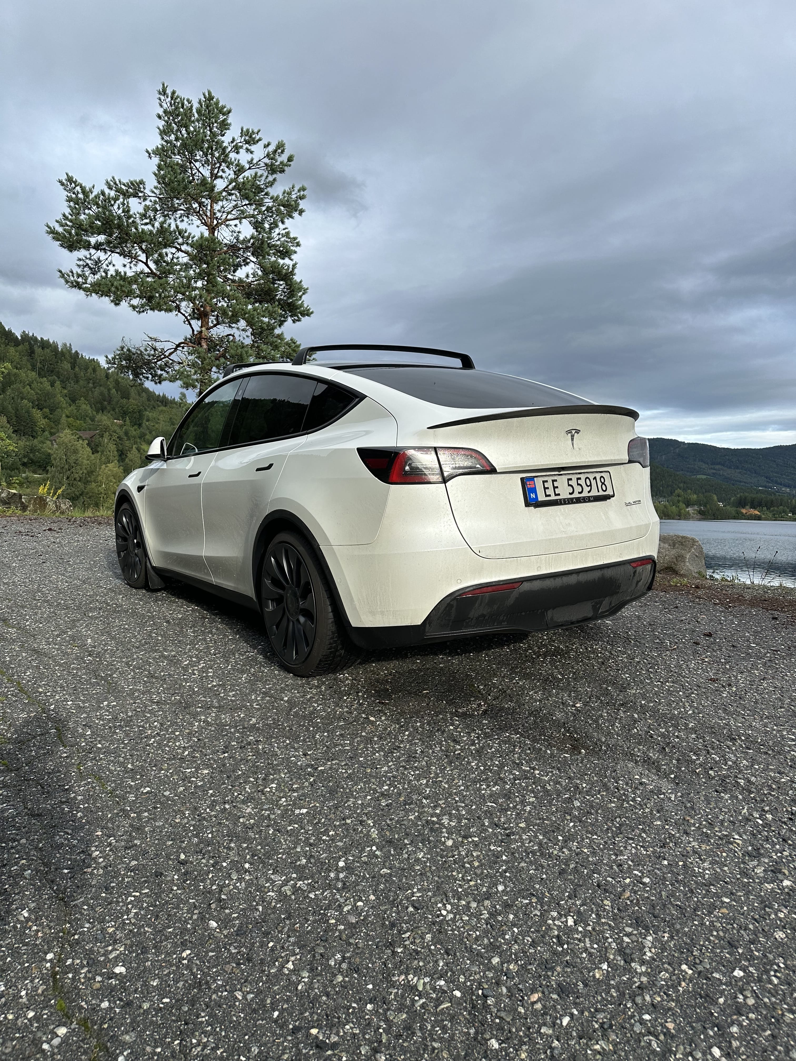 Tesla Model Y Performance med GPS