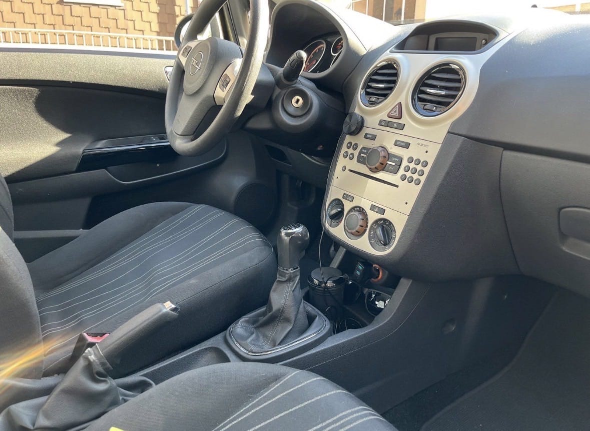 Opel Corsa mit Navigationsgerät