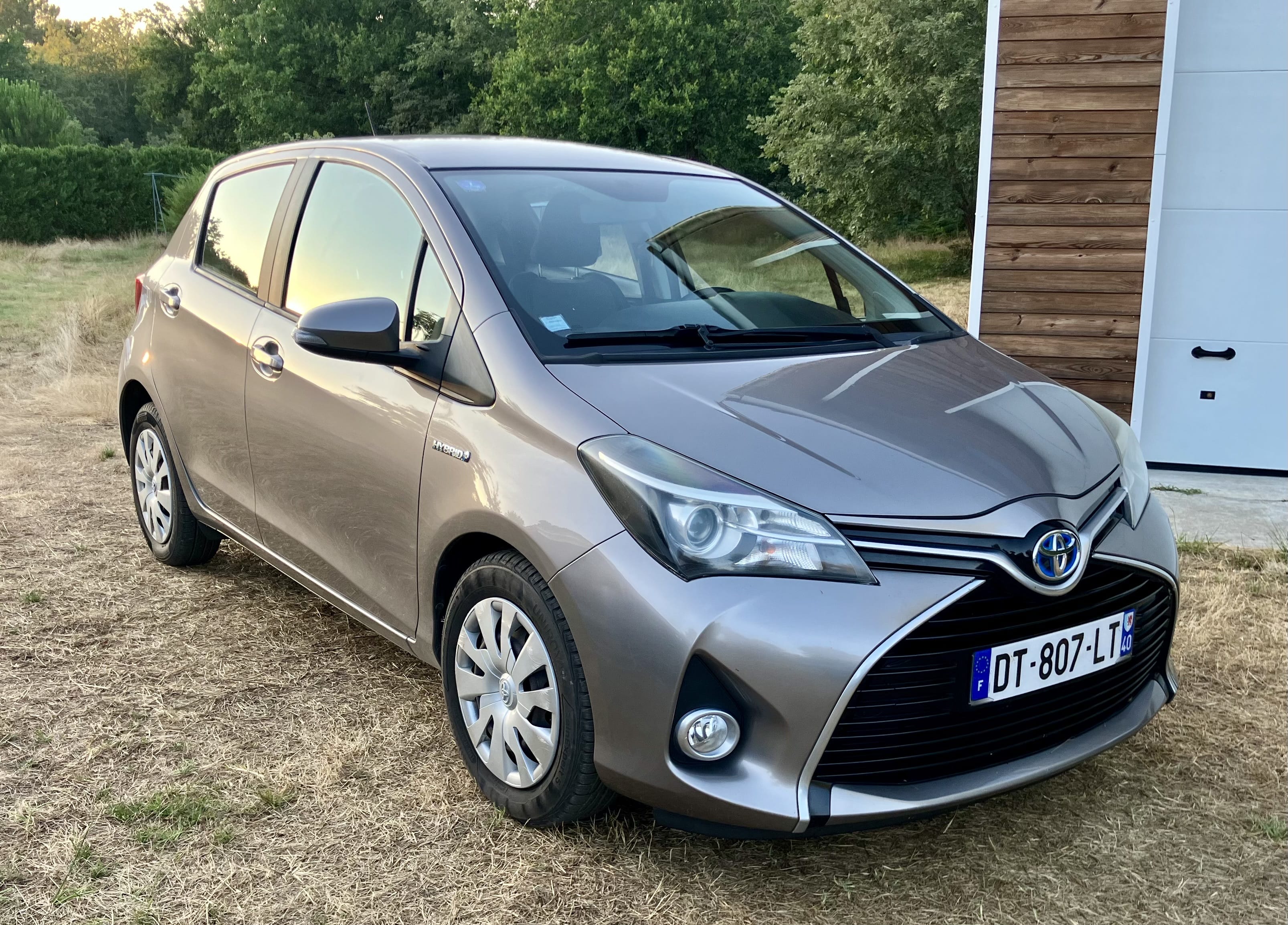 Toyota Yaris Hybride, 2015, Essence 95 / Électrique (hybride), automatique