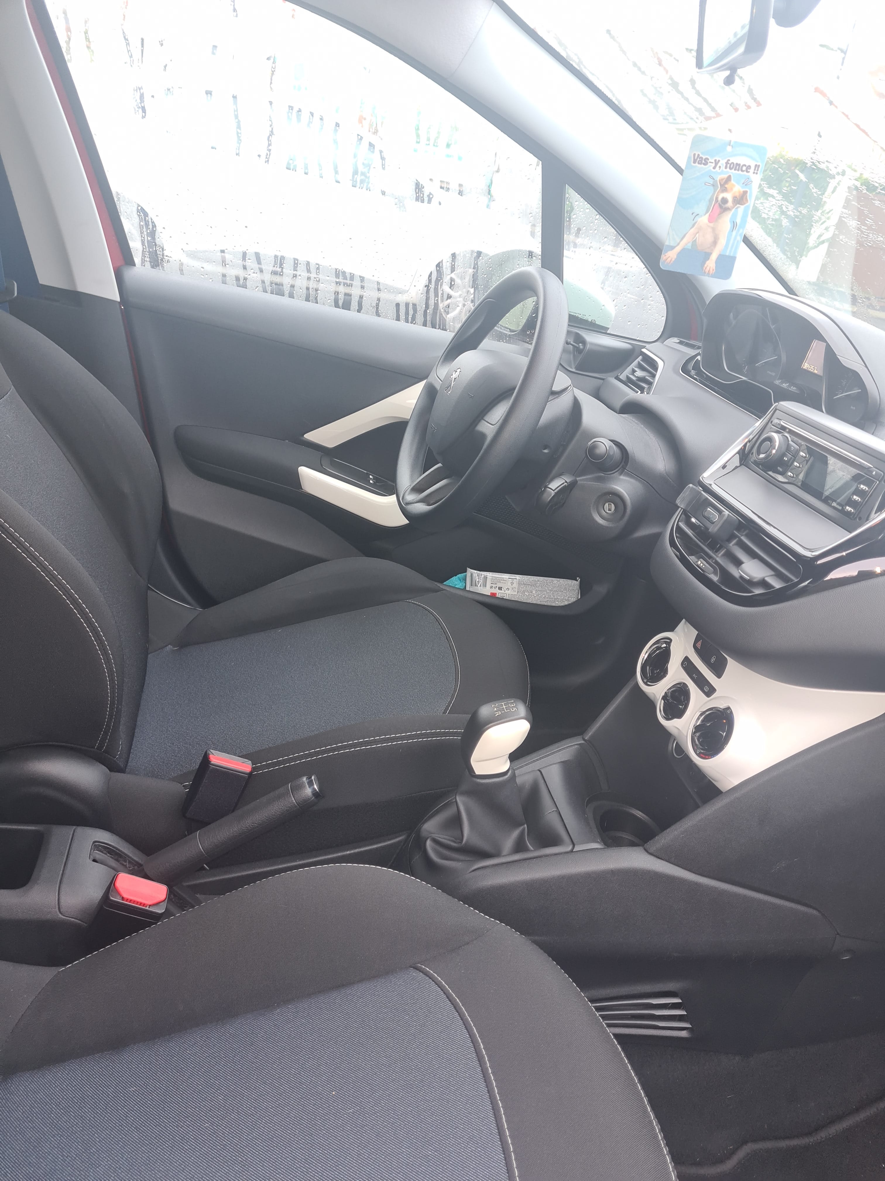 Peugeot 208 Essence avec Audio Bluetooth