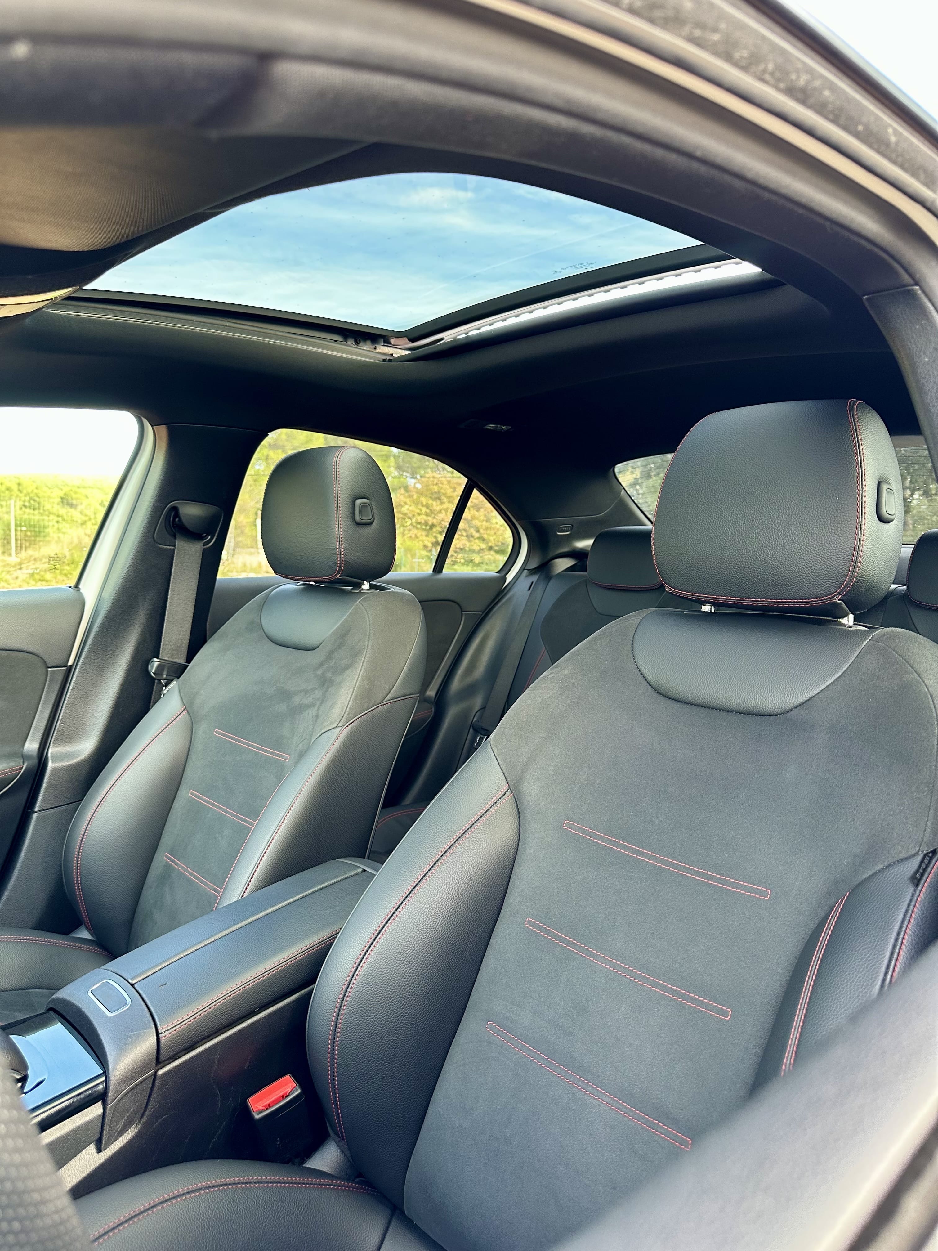 Mercedes-Benz Classe A Berline AMG Line avec Pneus neige