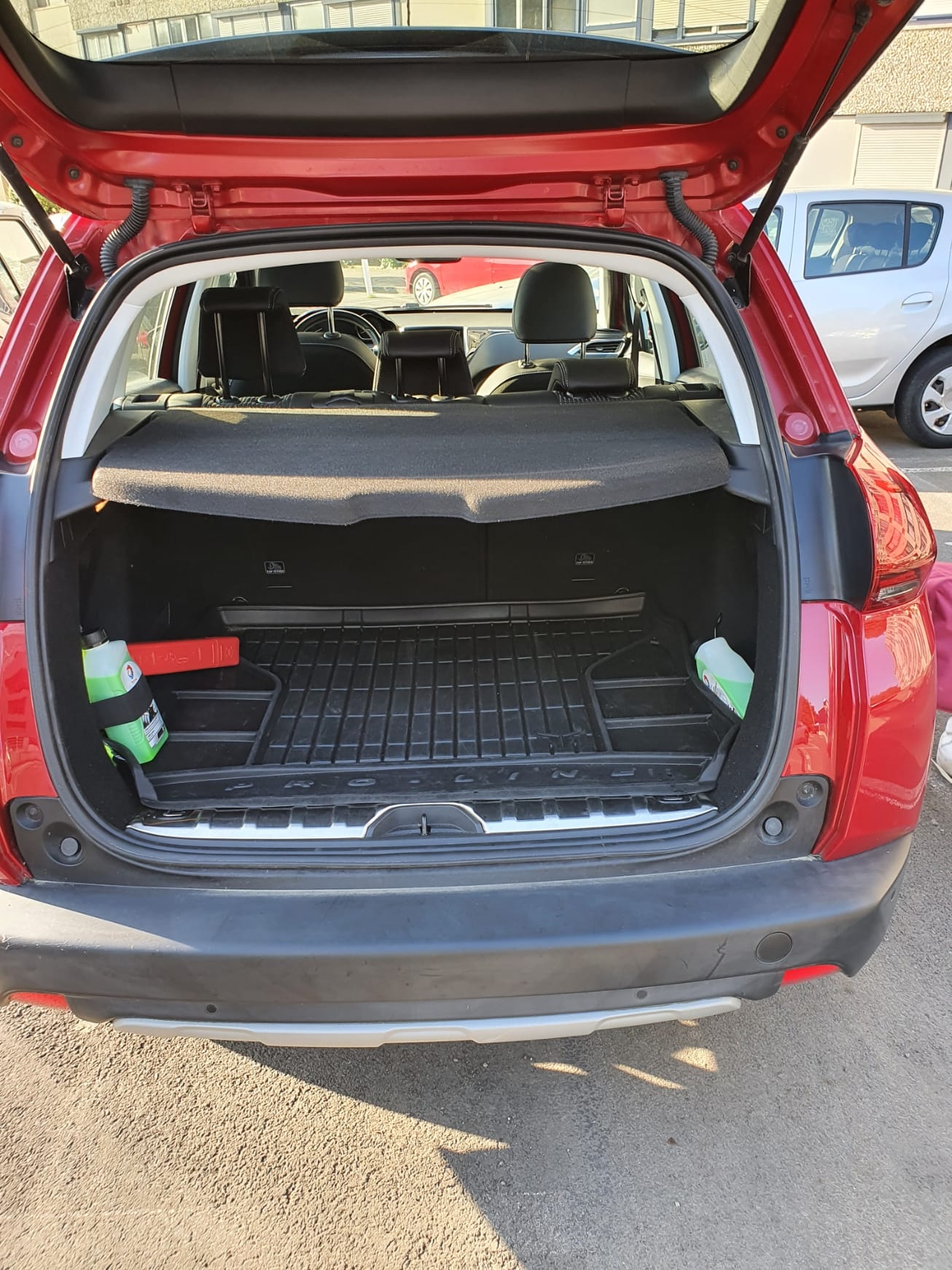 Peugeot 2008 rouge 6 c v