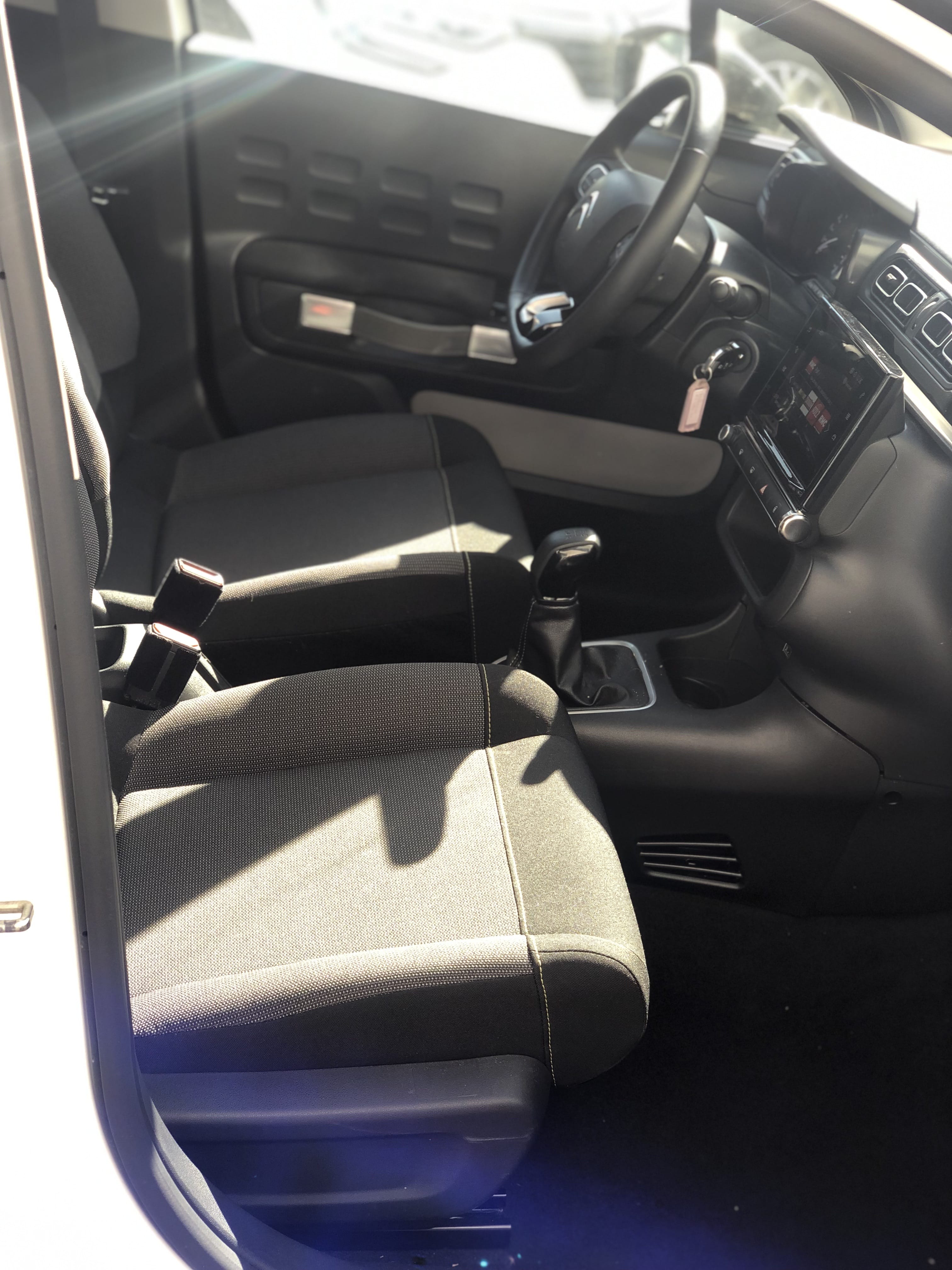 Citroen C3 pratique & confortable à 3 min de l’aéroport, place dédiée avec Entrée audio / iPod