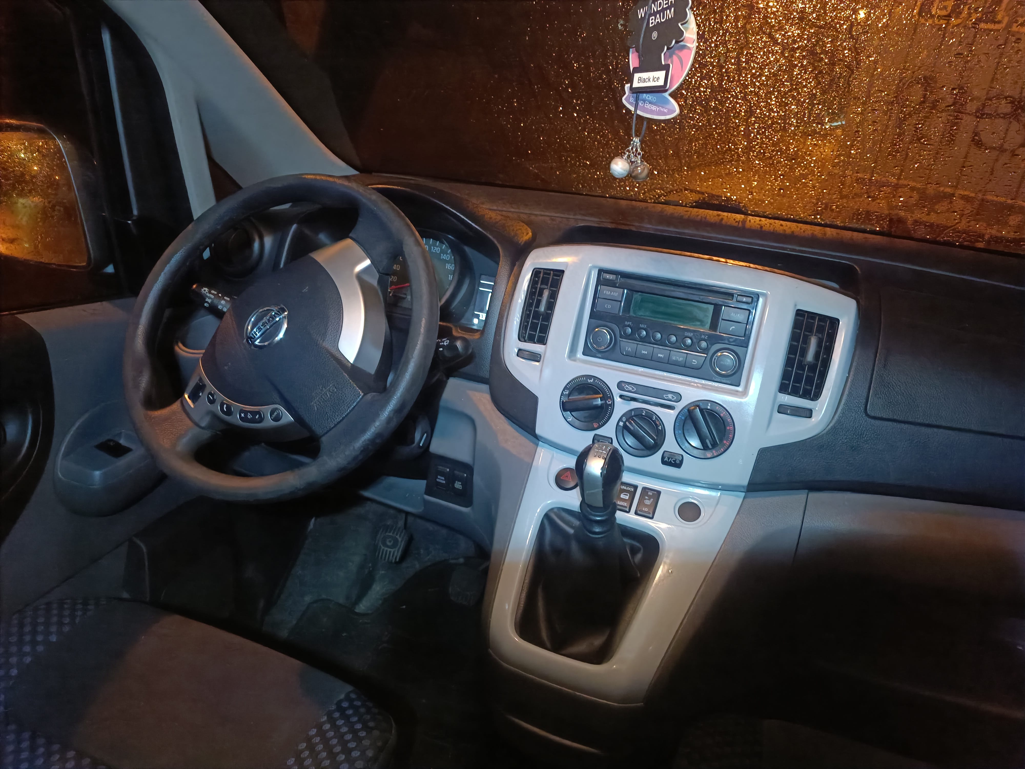 Nissan Evalia mit Kindersitz