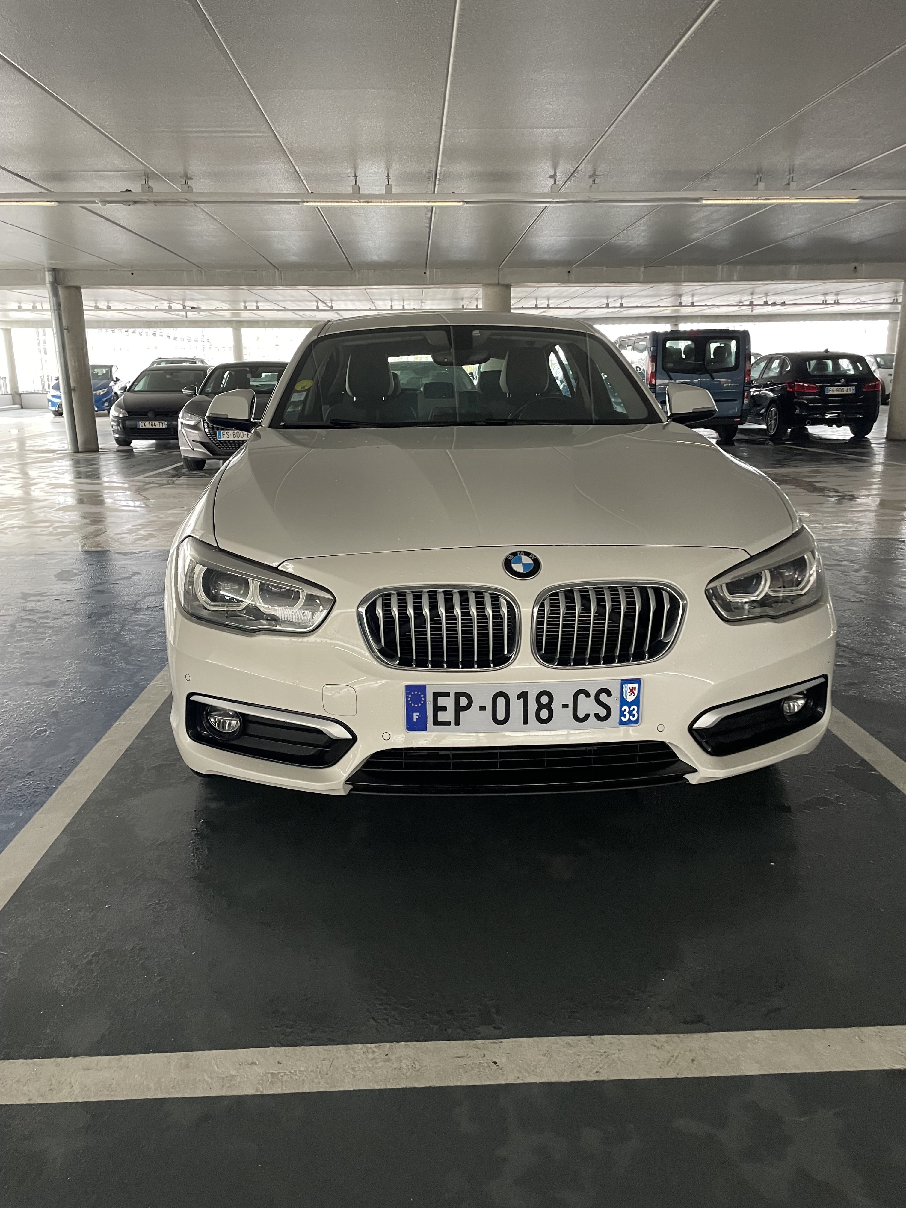 BMW Série 1  Louez la BMW Série 1 Diesel – Sportivité, Luxe & Économie à Bordeaux ! avec Audio Bluetooth