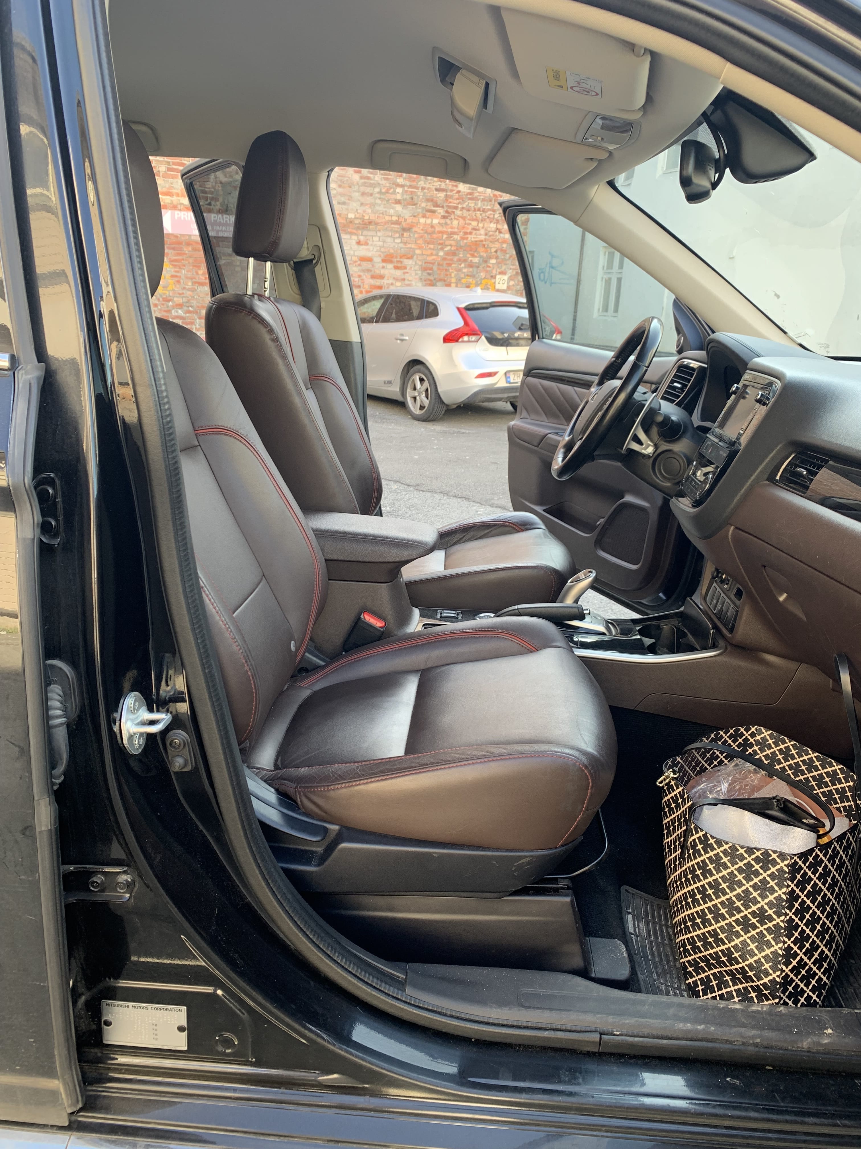 Mitsubishi Outlander PHEV Hybrid med Lydinngang