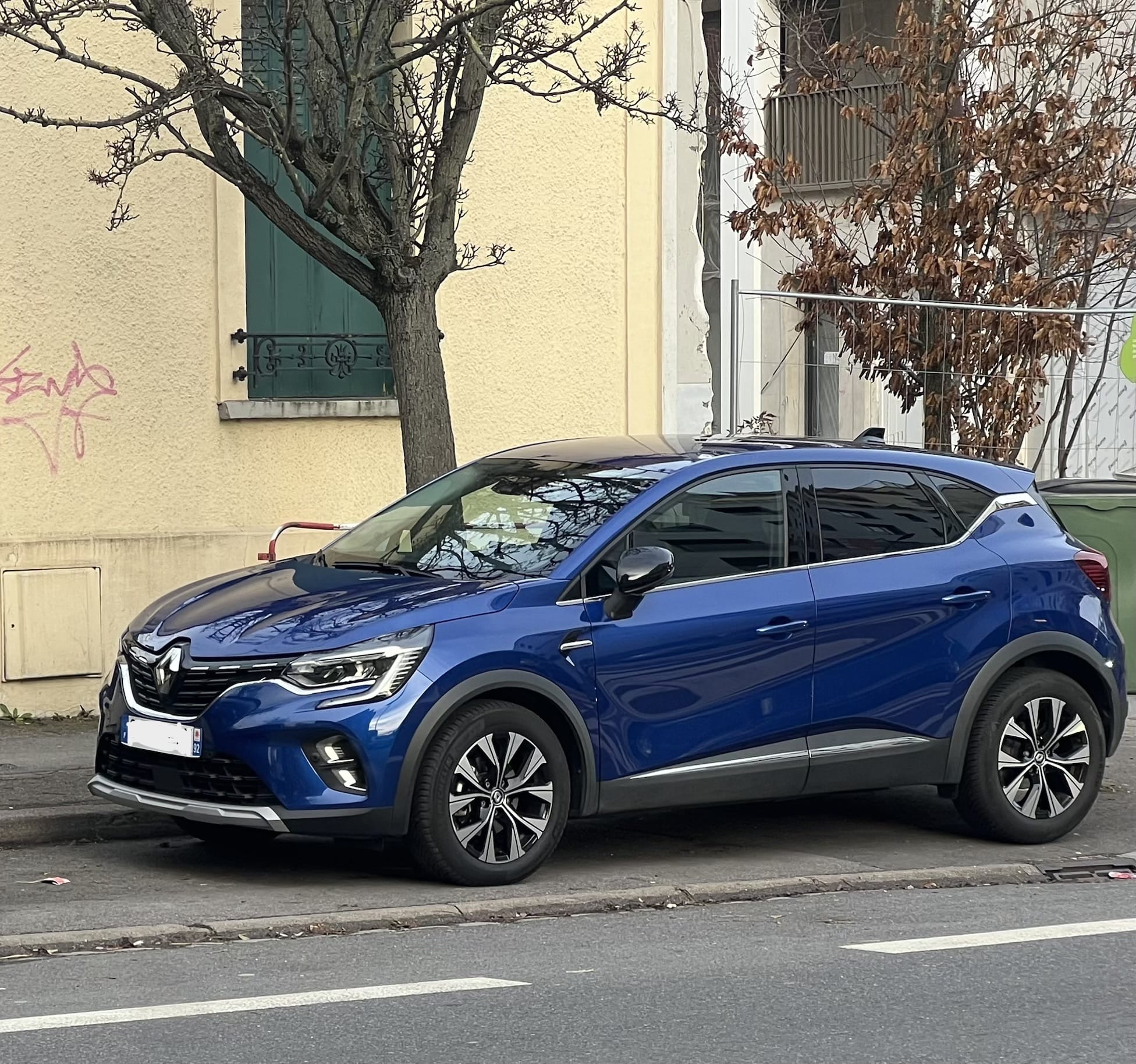 Renault Captur, 2023, Essence 95 / Électrique (hybride), automatique