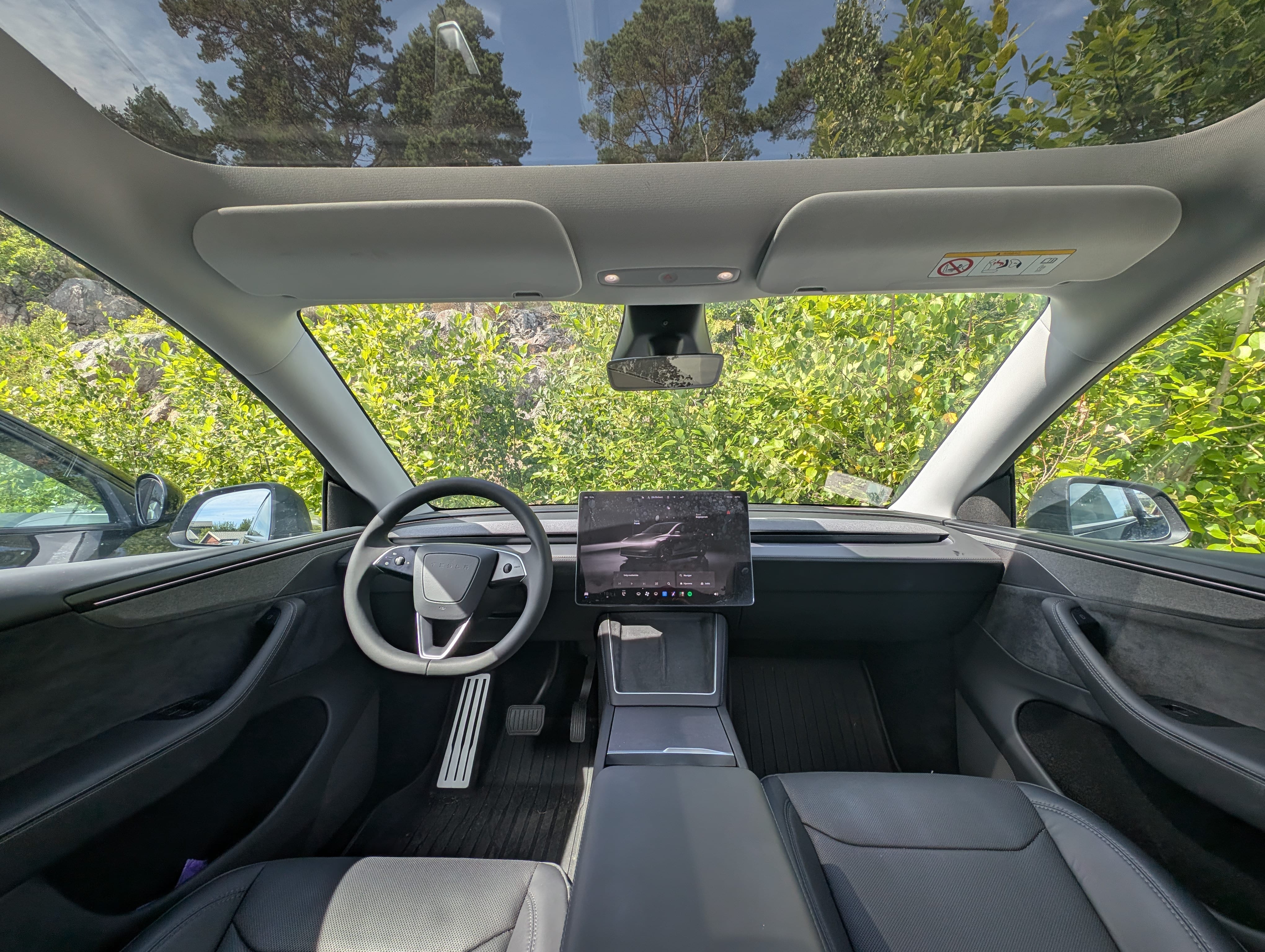Tesla Model Y Long Range mit Navigationsgerät