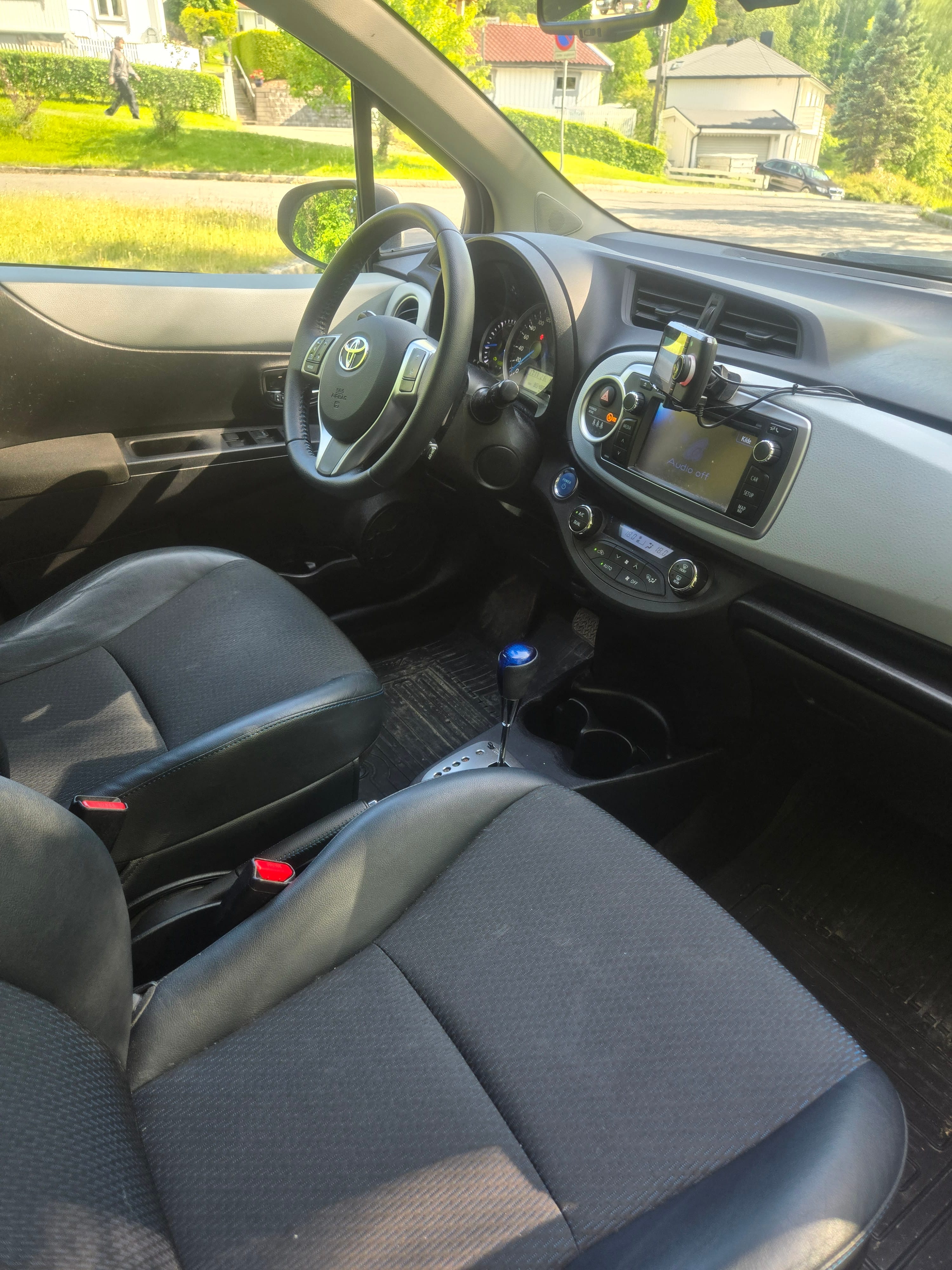 Toyota Yaris Hybrid 1,5 Bensin/Hybrid m/ Automatgir, inkludert BEBOERKORT SONE parkering med Vinterdekk