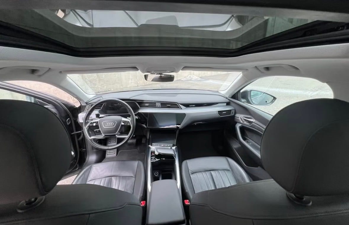 Audi e-tron with Air conditioning