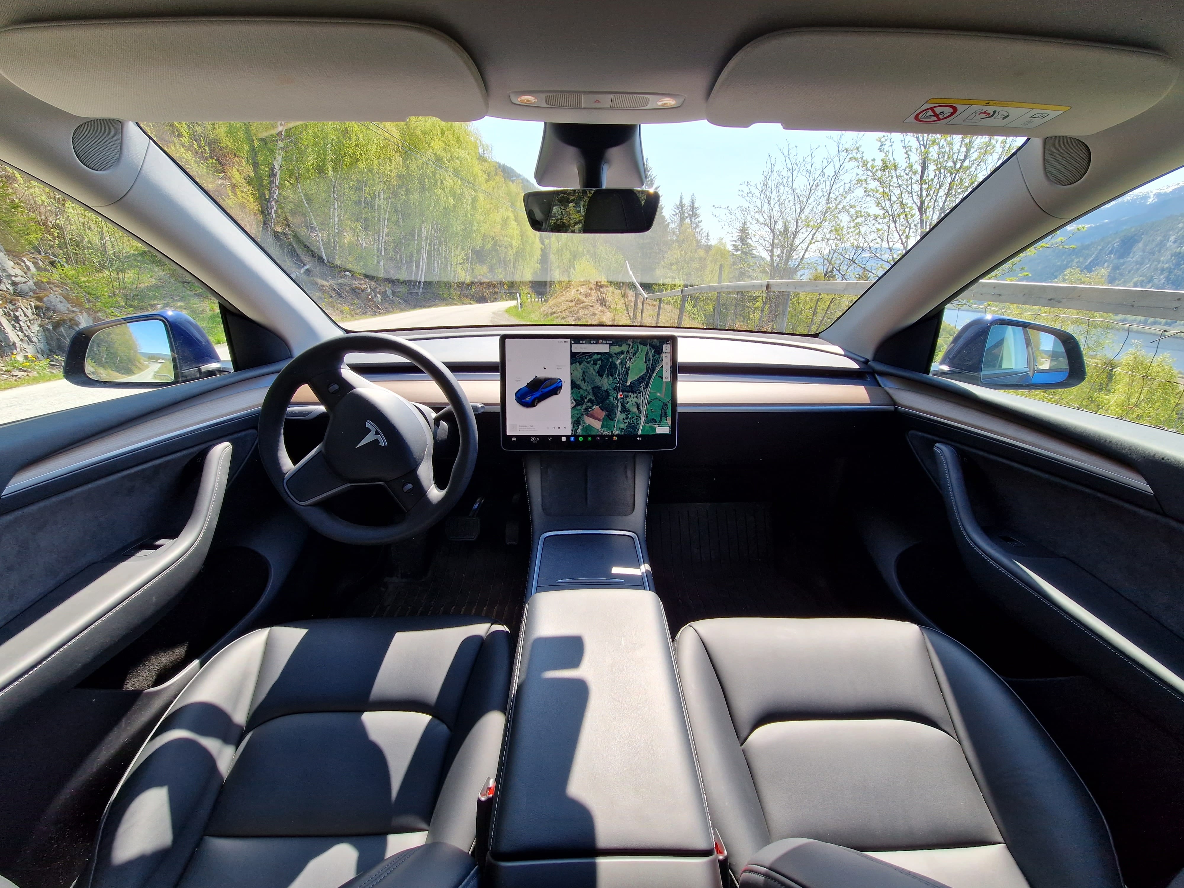 Tesla Model Y med GPS