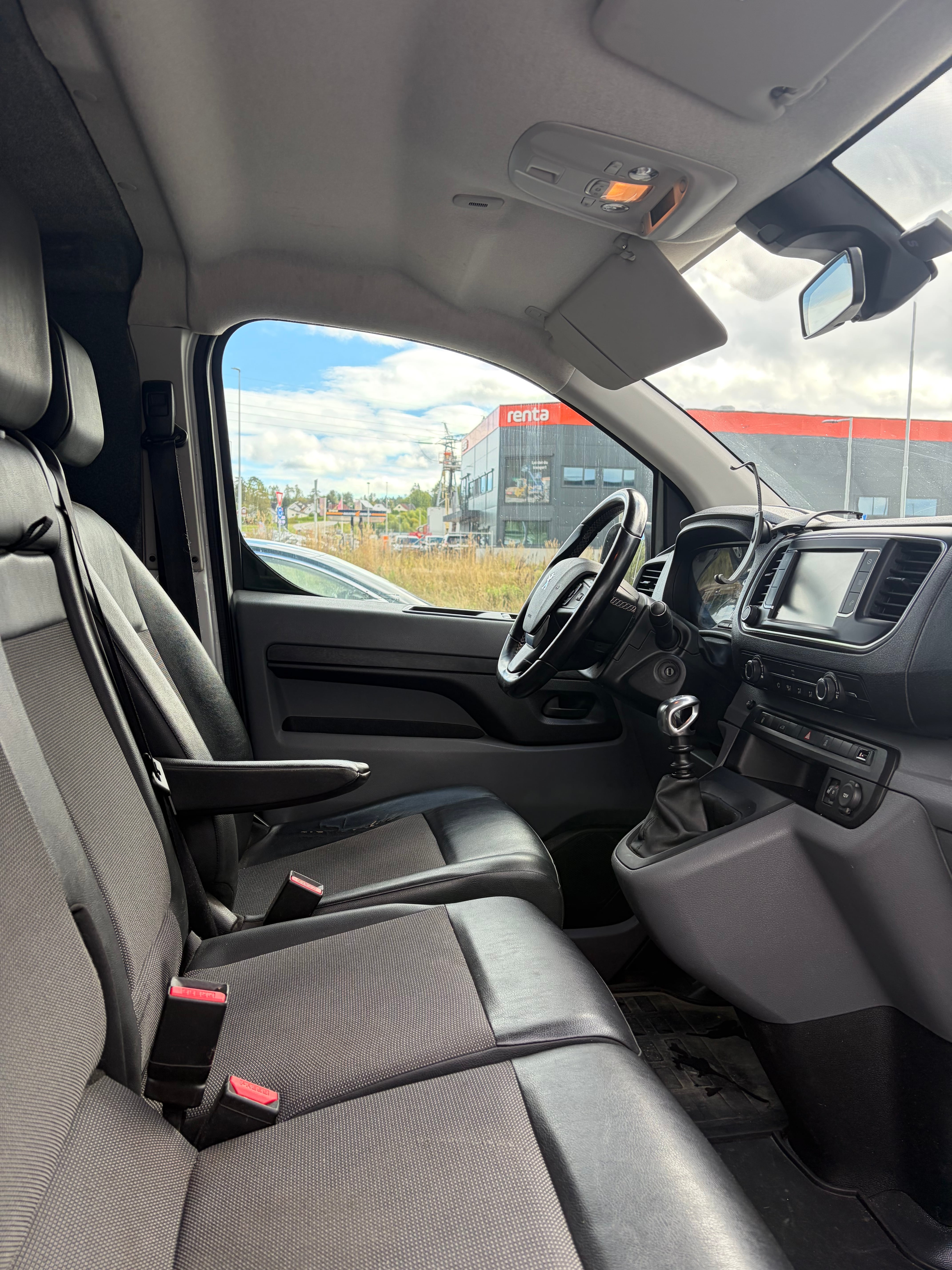 Peugeot Expert - Meget romslig varebil med 3 seter og takstativ – Perfekt til flytting eller IKEA-turer med Ryggekamera