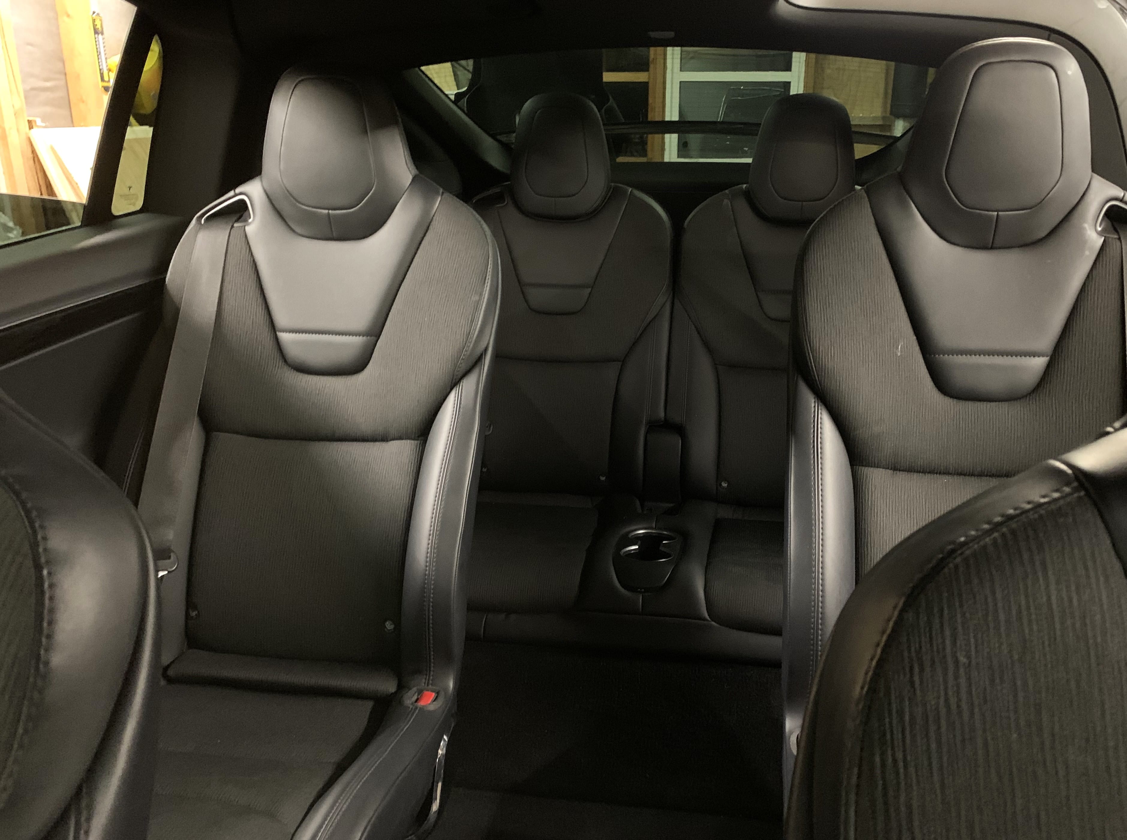 Tesla Model X Gratis lading med Babysete