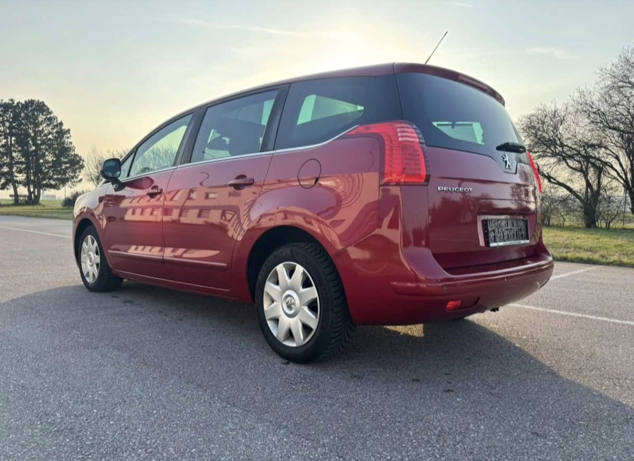Peugeot 5008 mit Navigationsgerät