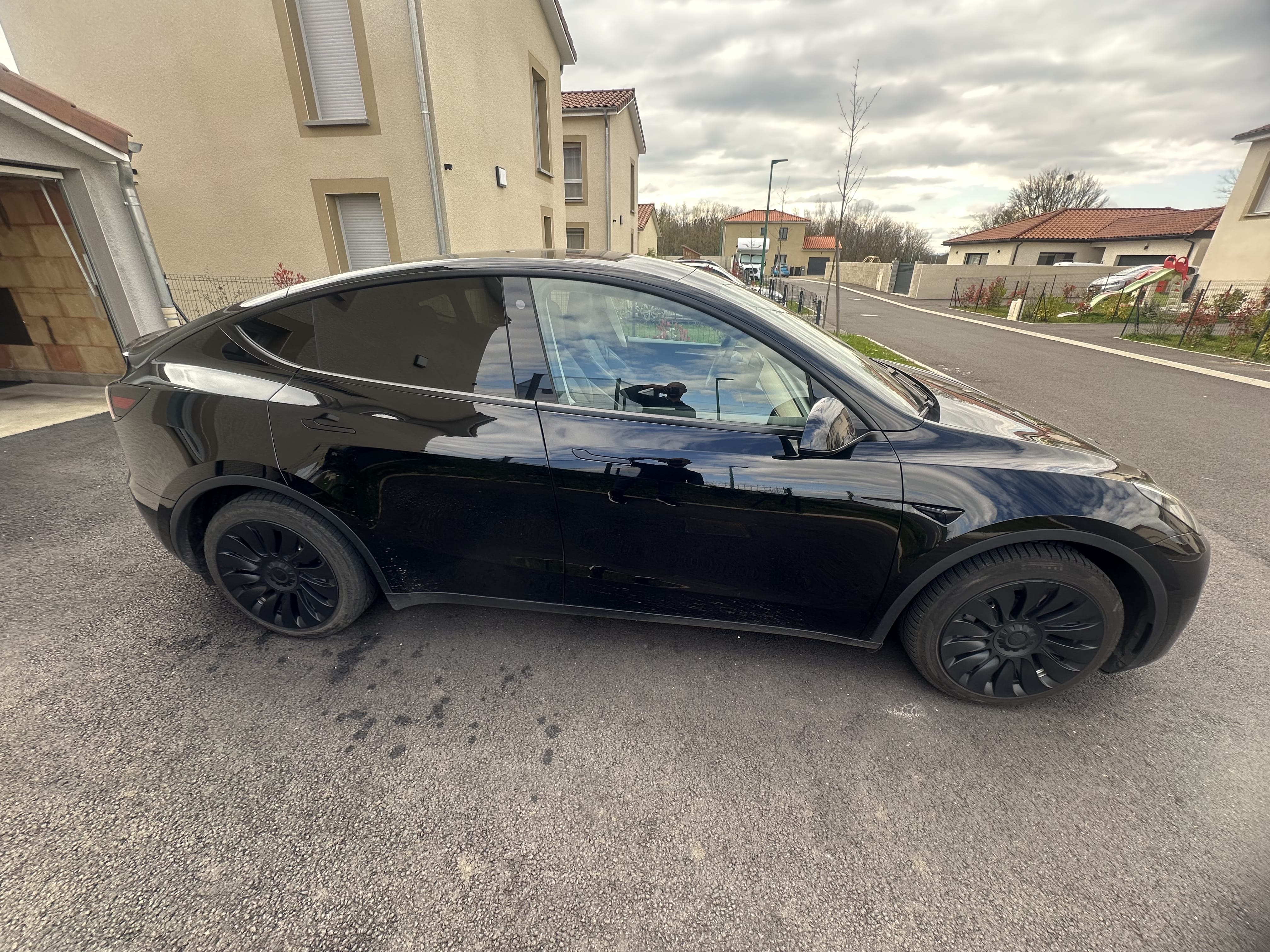 Tesla Model Y Standard Range avec GPS