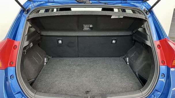 Toyota Auris Louez la Toyota Auris Hybride – Confort, Économie et Sérénité au Volant ! avec Entrée audio / iPod