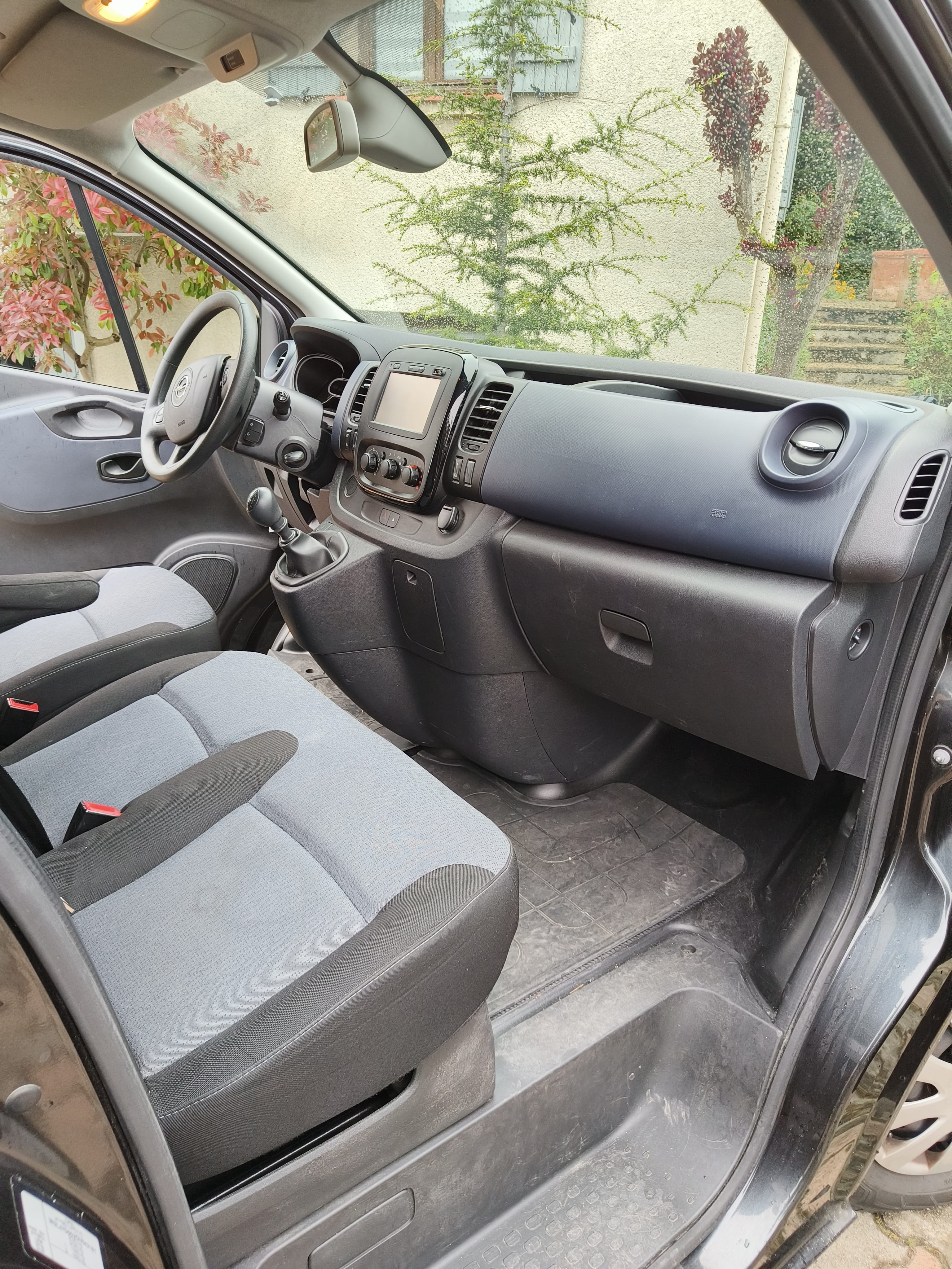 Opel Vivaro Combi avec Entrée audio / iPod