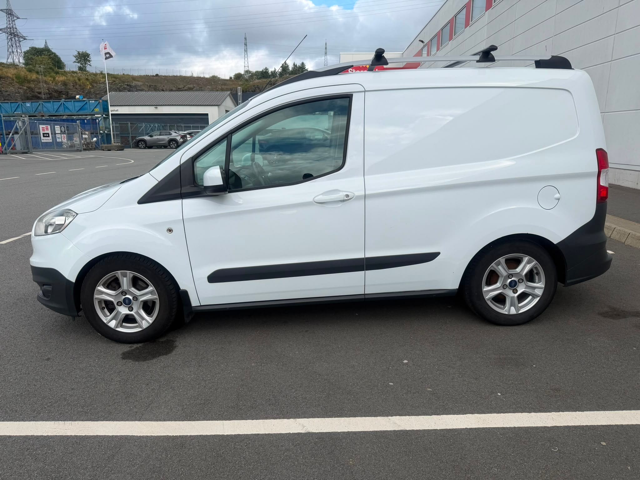 Ford Transit Courier Varebil med Aircondition