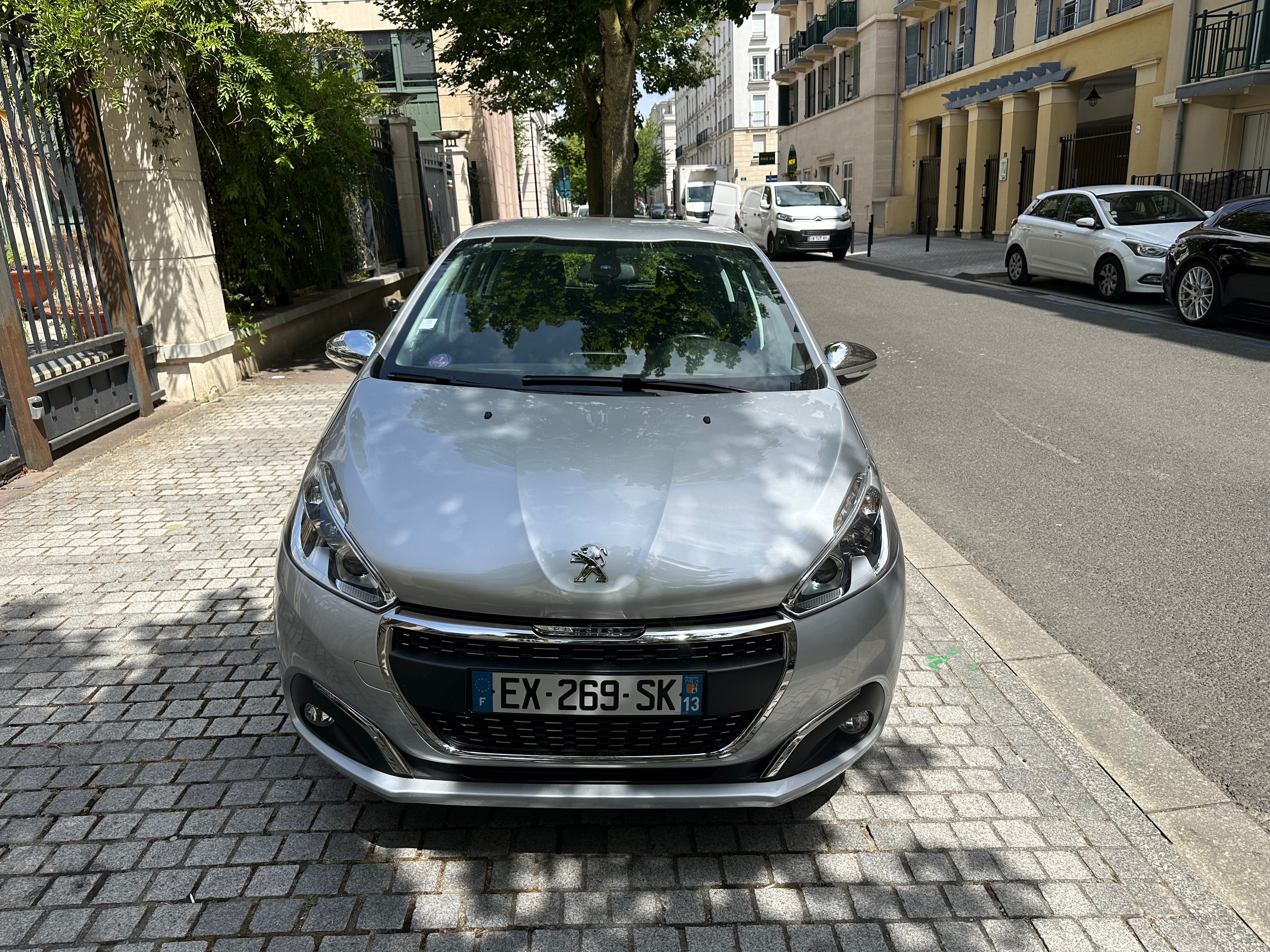 Peugeot 208 Allure Buisness 110 ch. 45000 km. Val d’Europe avec Audio Bluetooth