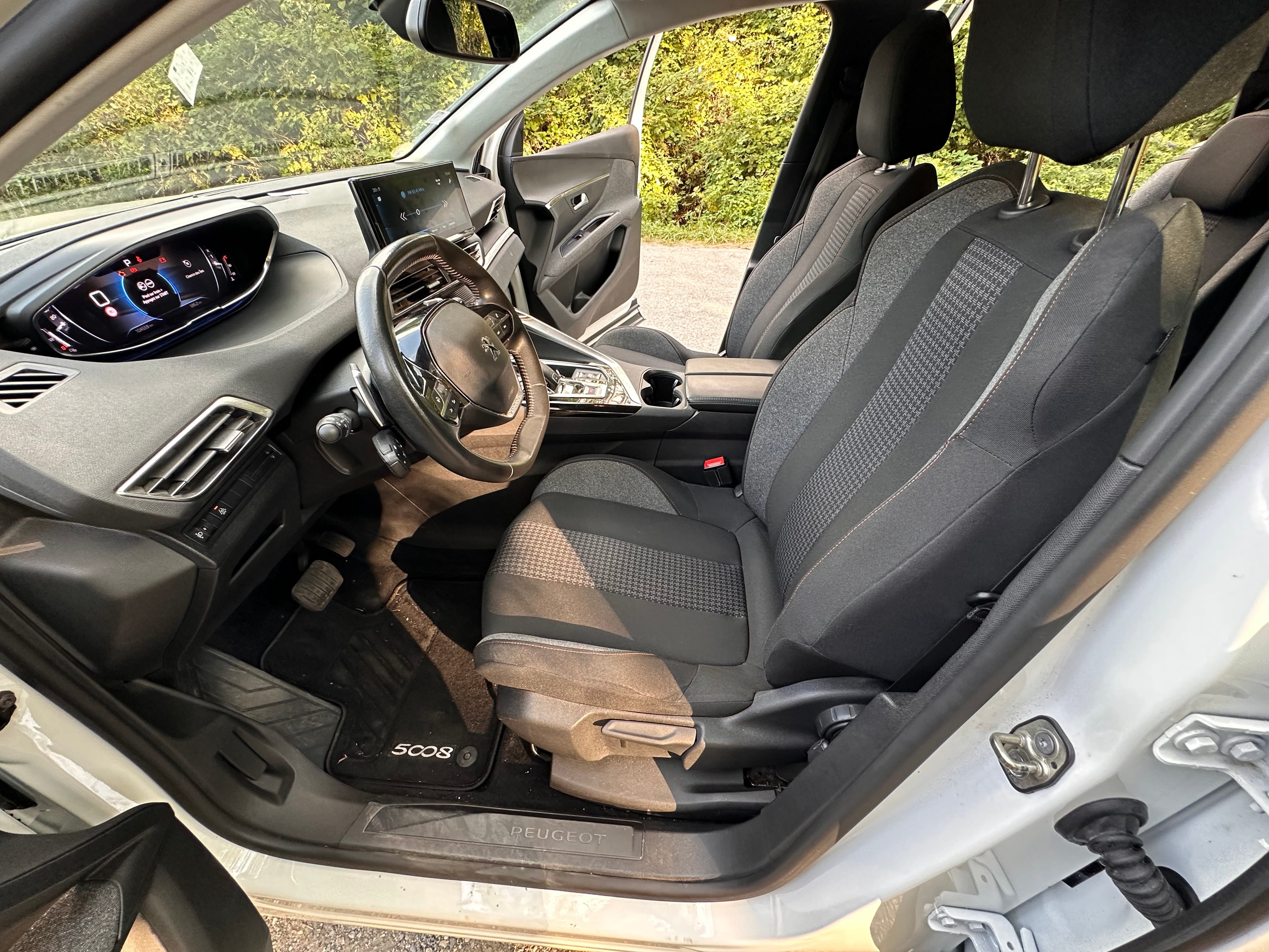 Peugeot 5008 avec GPS