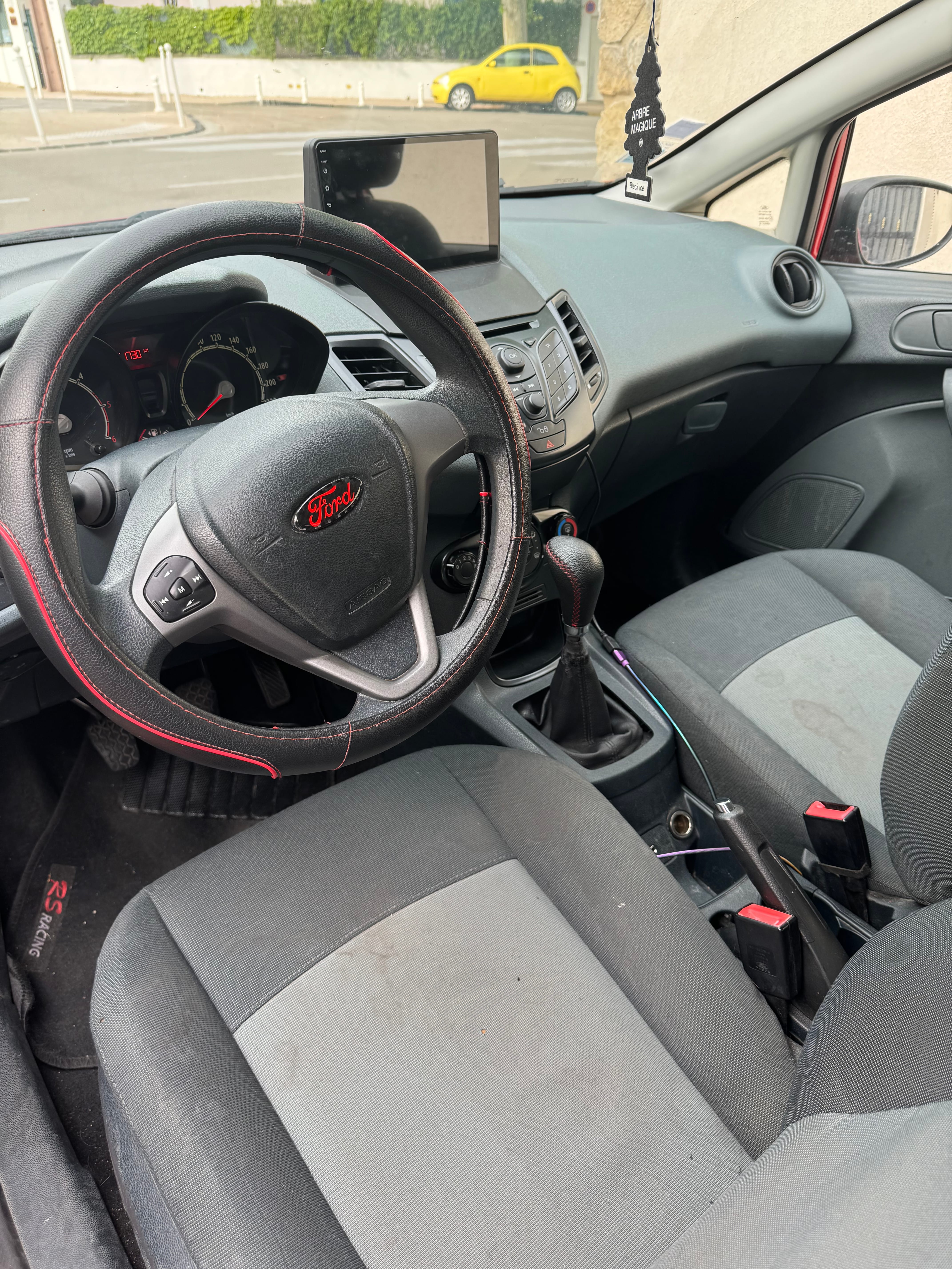 Ford Fiesta avec Siège bébé