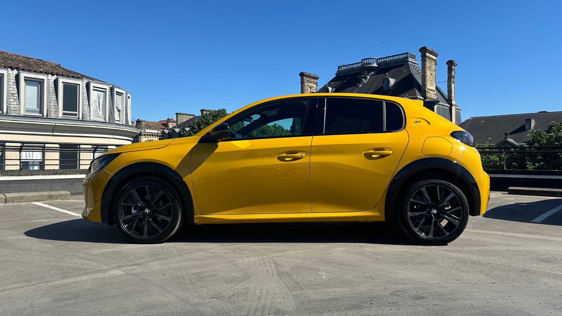 Peugeot 208 GT Line JAUNE | AUTO | GPS | GARE ST-JEAN (750m) avec Climatisation