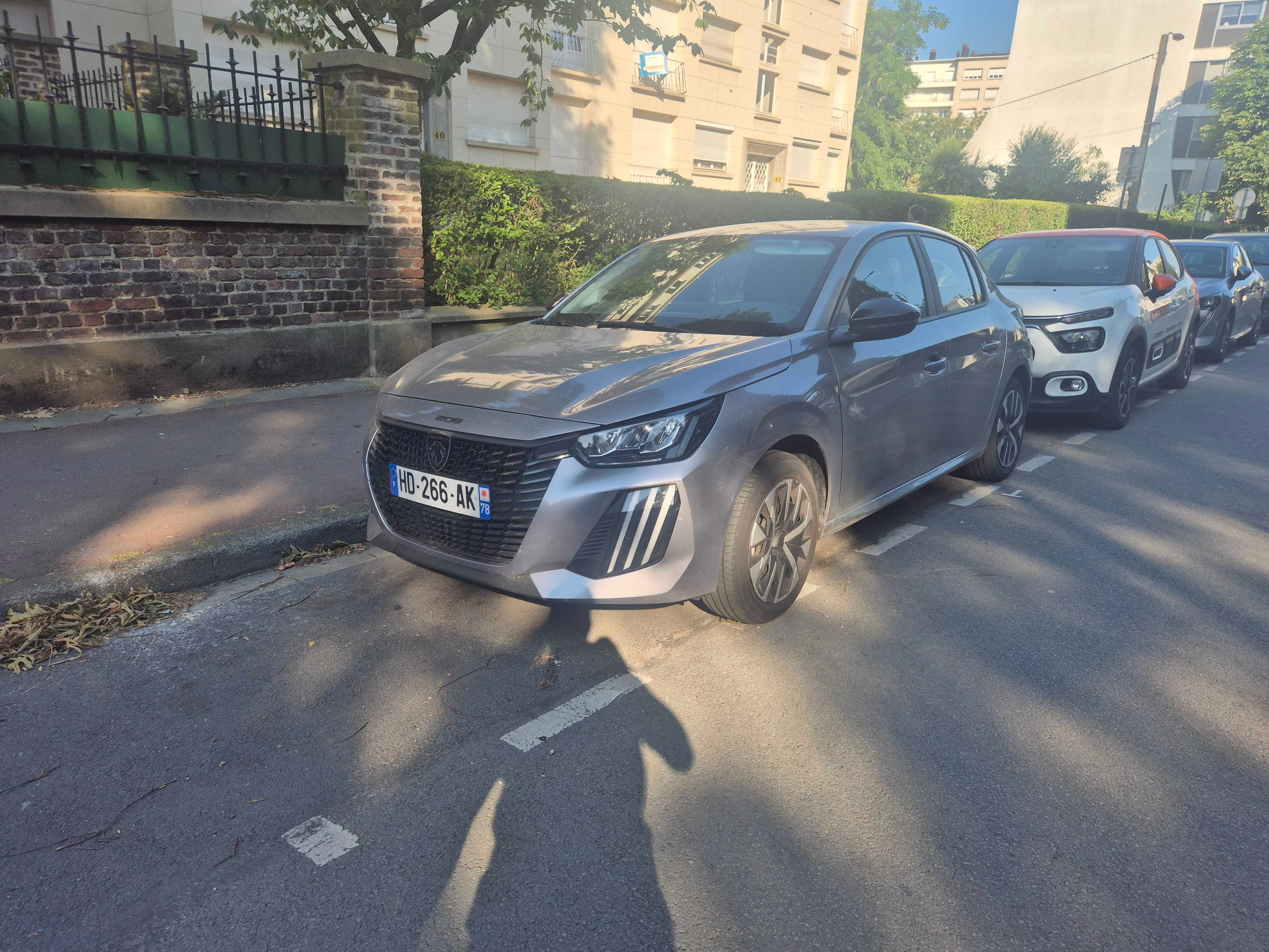 Peugeot 208, 2025, Essence 95 / Électrique (hybride), automatique