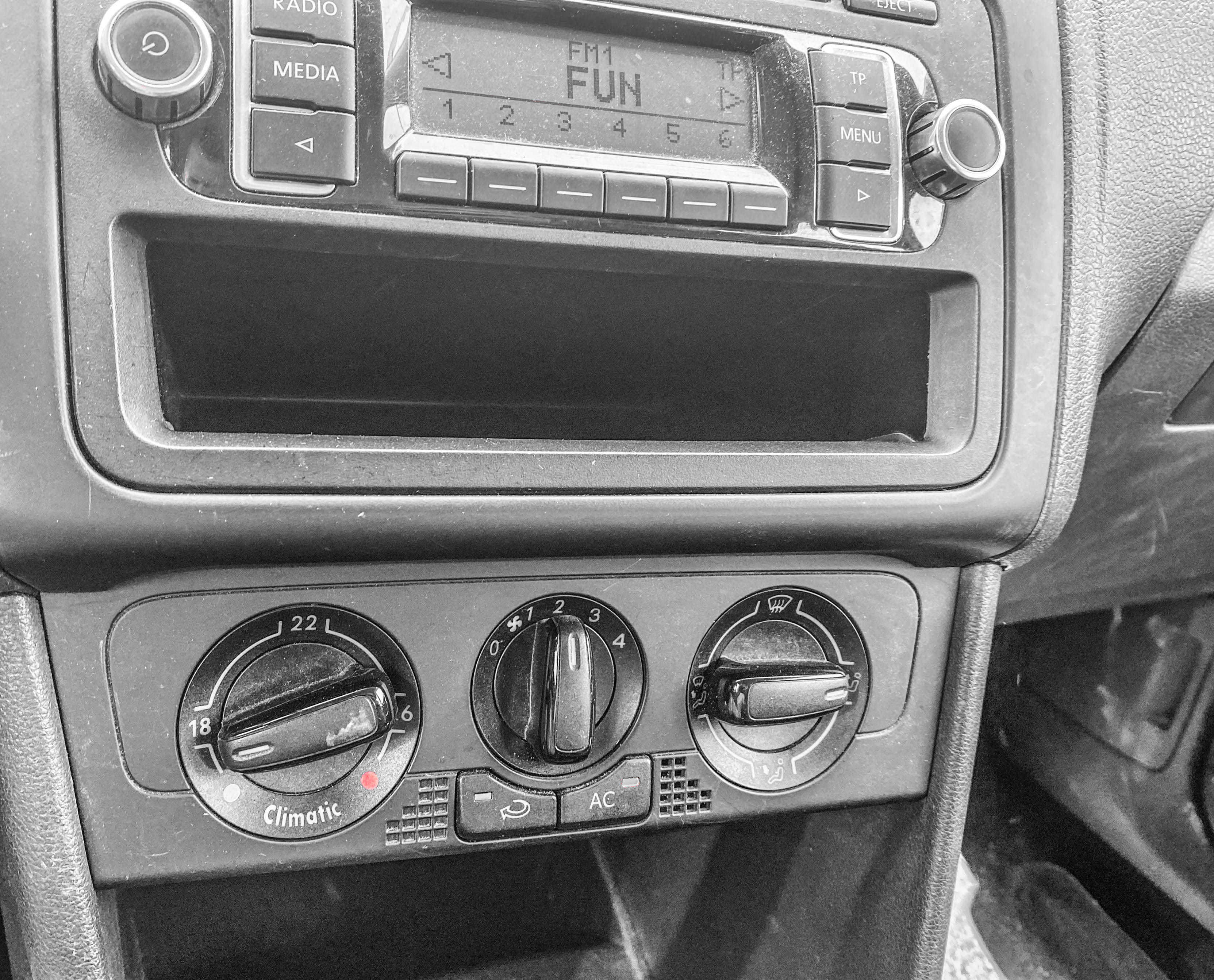 Volkswagen Polo  Louez la Volkswagen Polo Essence – Confort, Économie et Polyvalence !