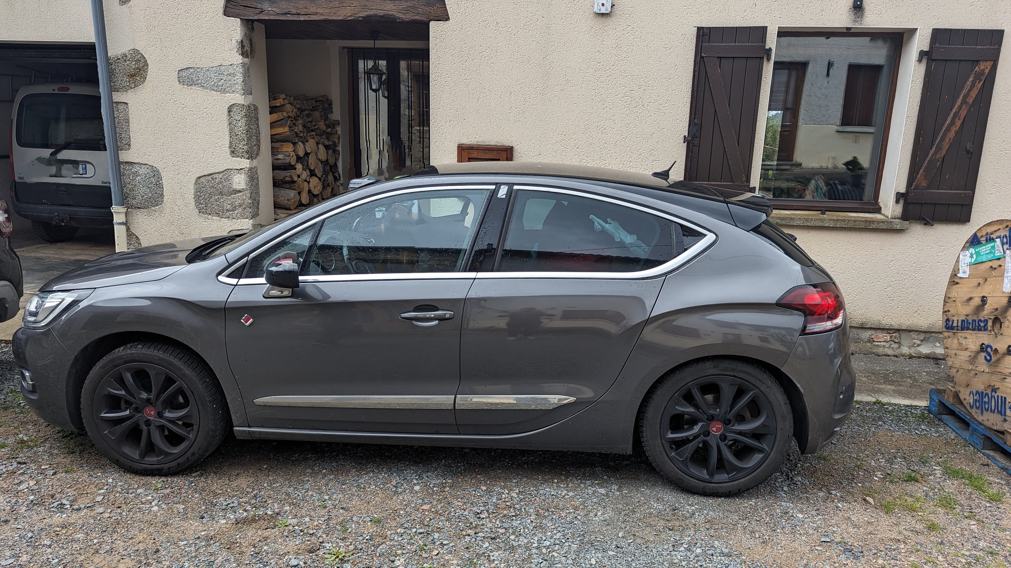 DS 4 économique et bien entretenue, avec grand coffre, fauteuils massants, pneus neige en hiver avec Climatisation