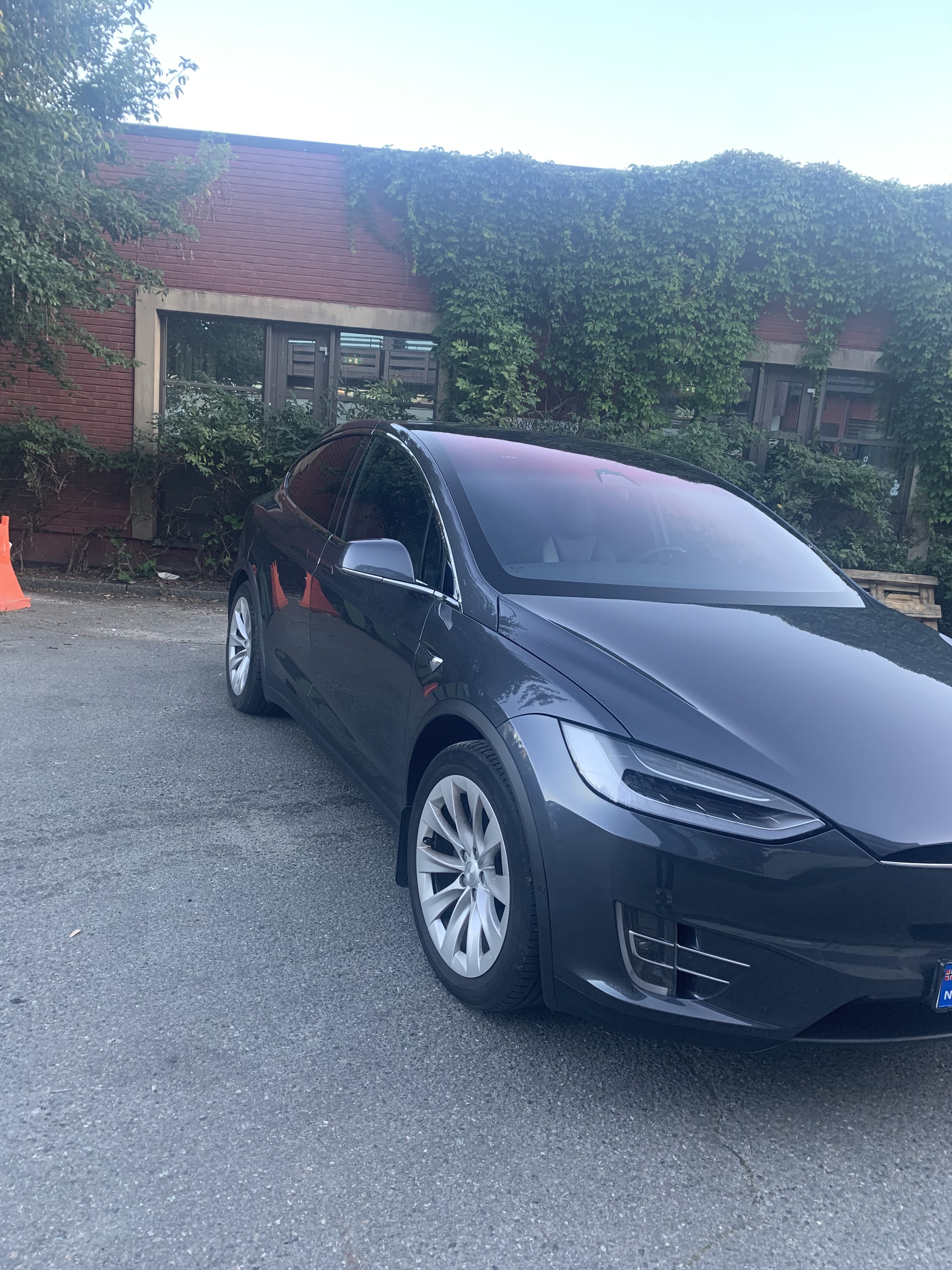 Tesla Model X con Entrada de Audio/iPod