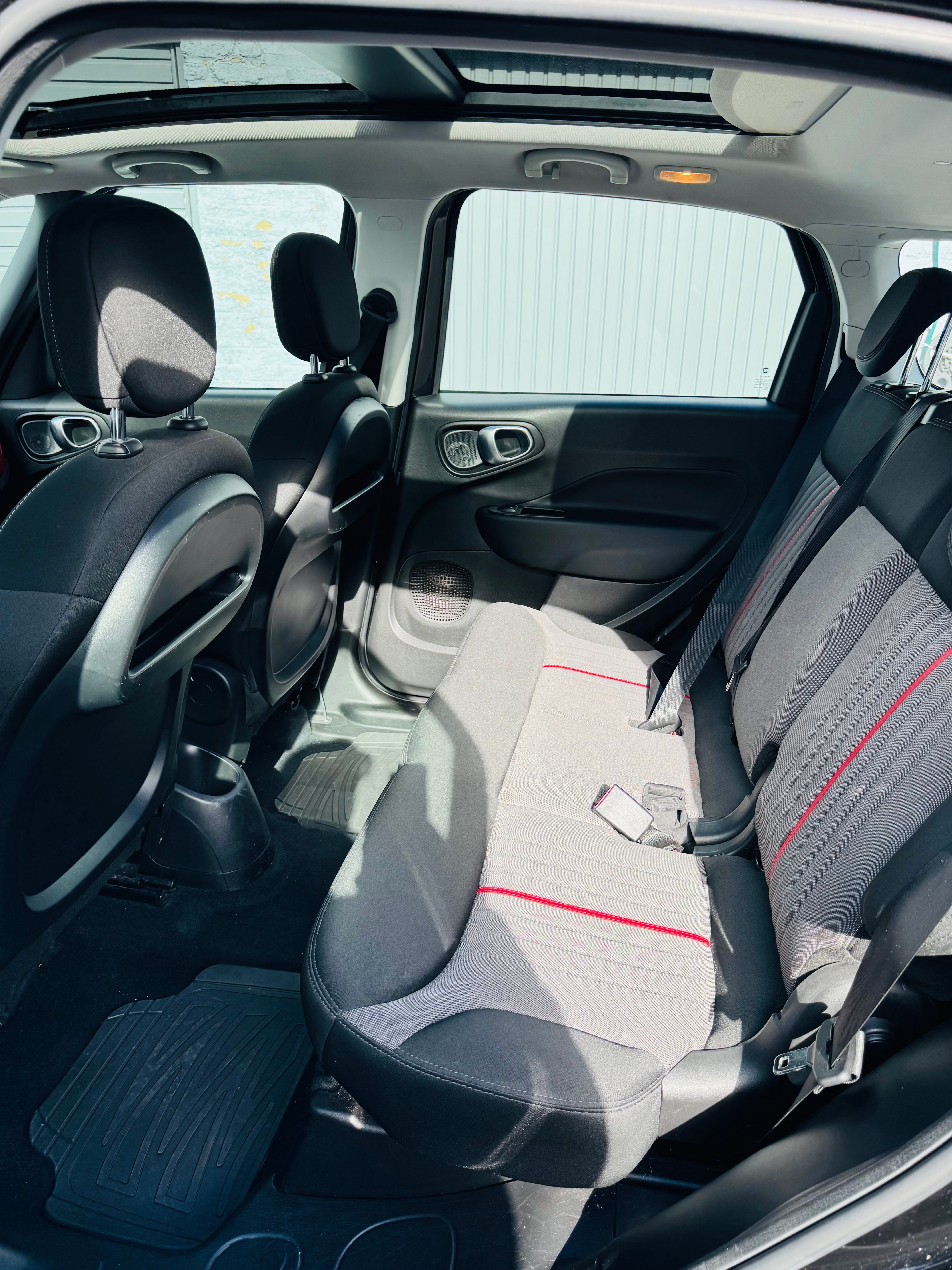 Fiat 500L 1.4 essence Charleroi Airport avec Port USB