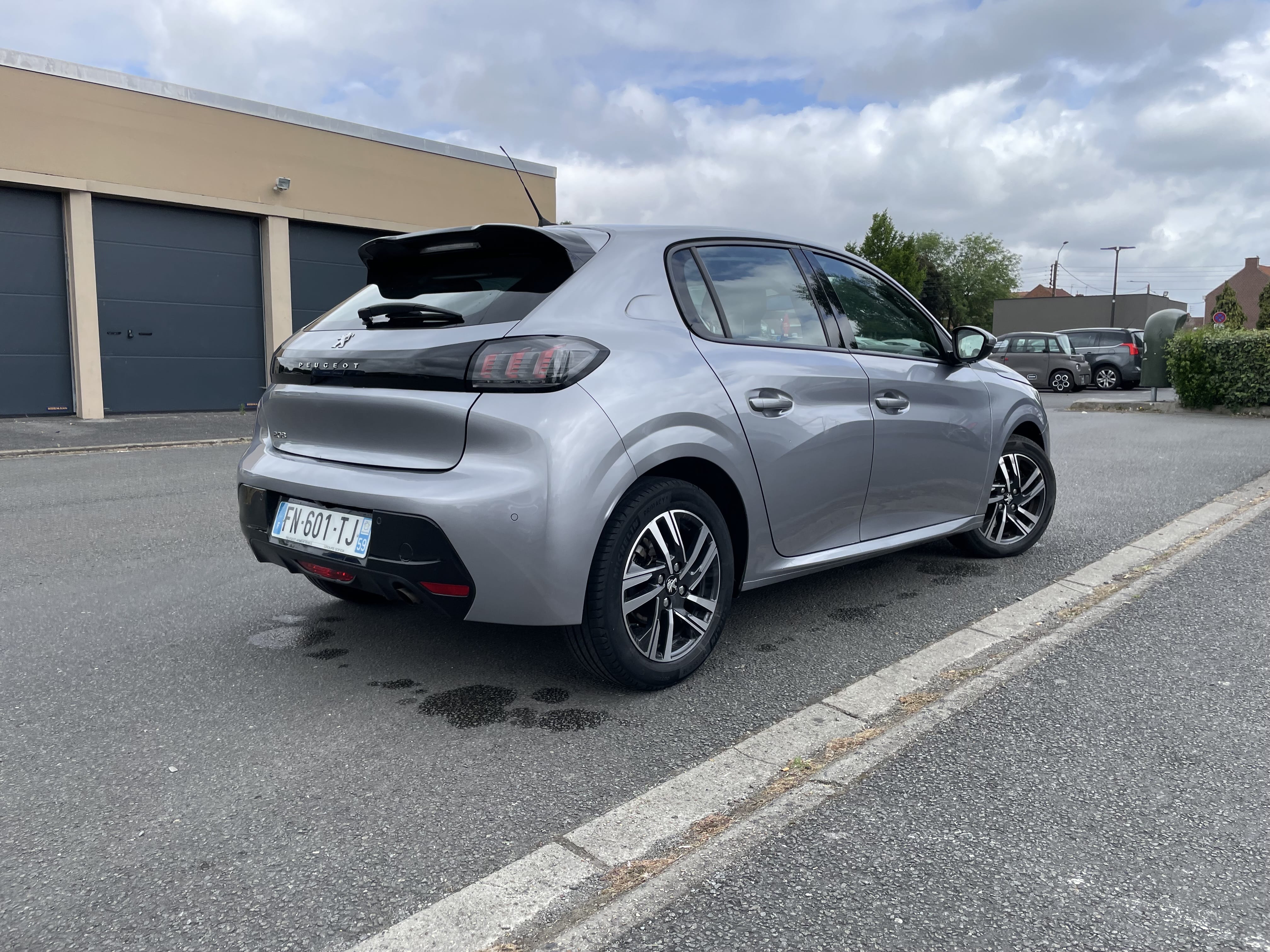 Peugeot 208 100ch EAT8 Allure avec Régulateur de vitesse