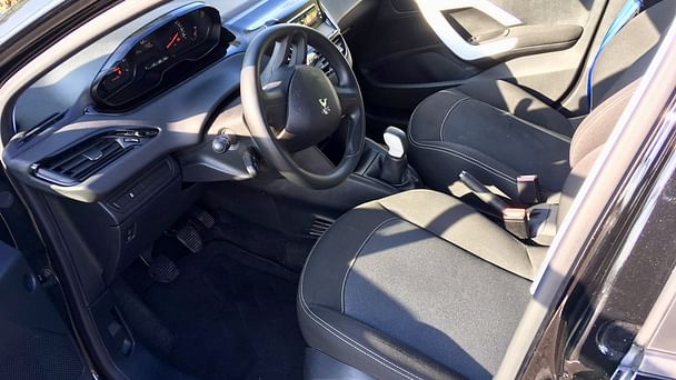 Peugeot 208 Louez la Peugeot 208 Essence – Confort, Économie et Polyvalence !