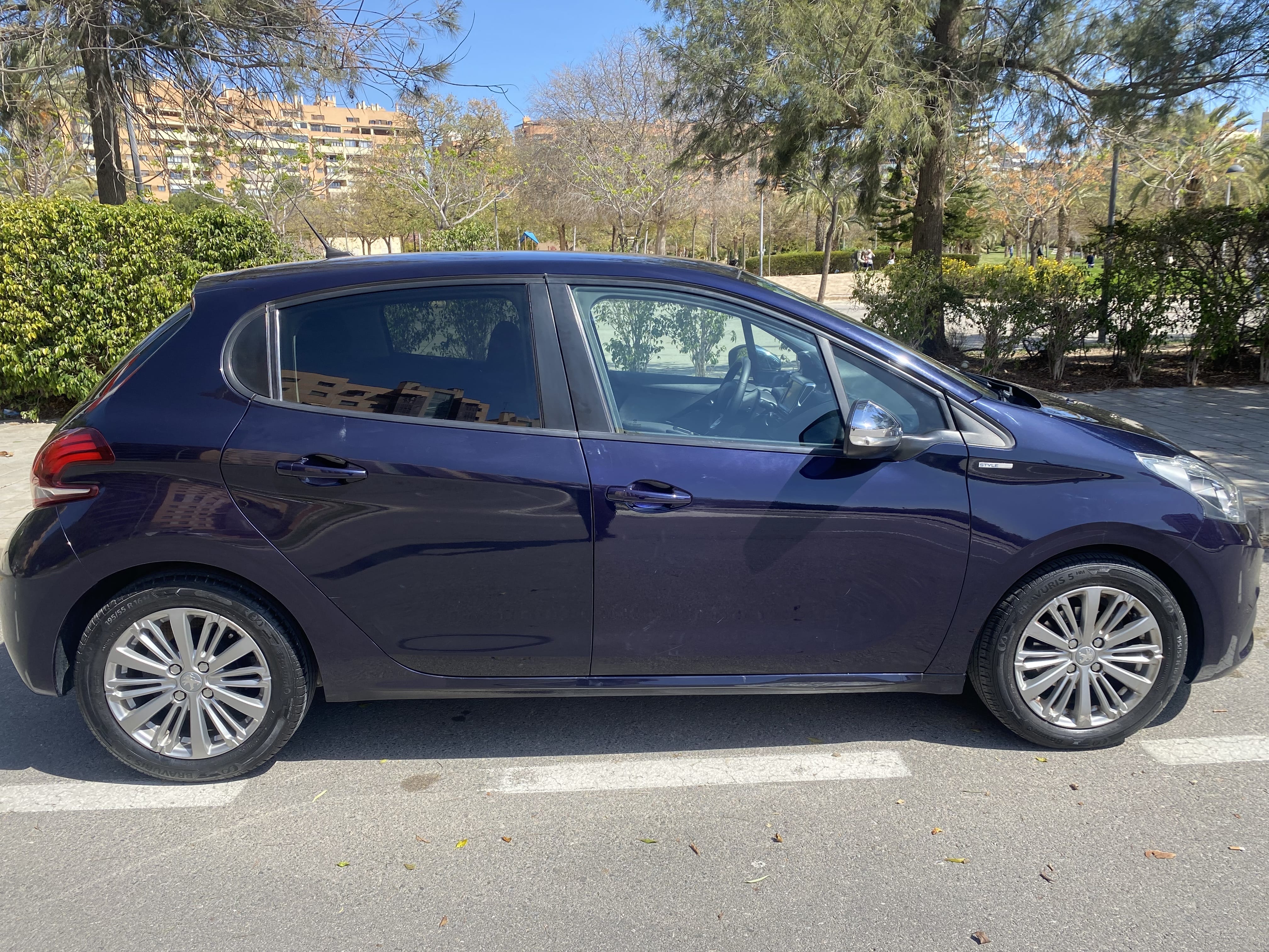 Peugeot 208 con Silla infantil