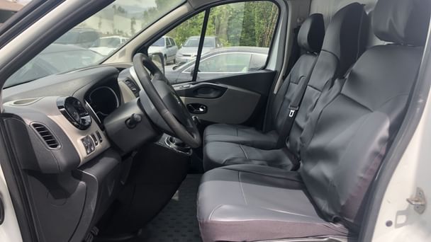 Renault Trafic a louer Quartier Paludate– Idéal pour vos déménagements et transports professionnels ! avec Entrée audio / iPod