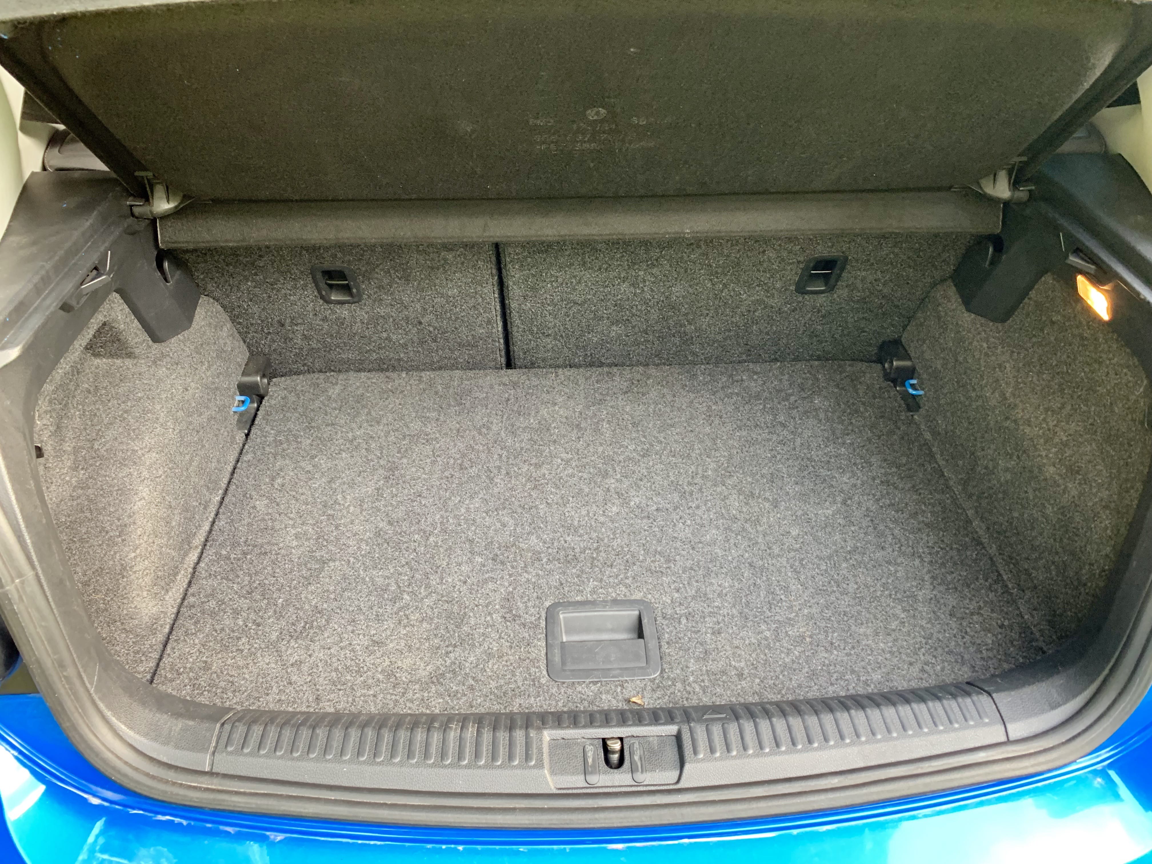 Volkswagen Polo  Louez la Volkswagen Polo TDI – Dynamisme, Confort et Économie de Carburant !