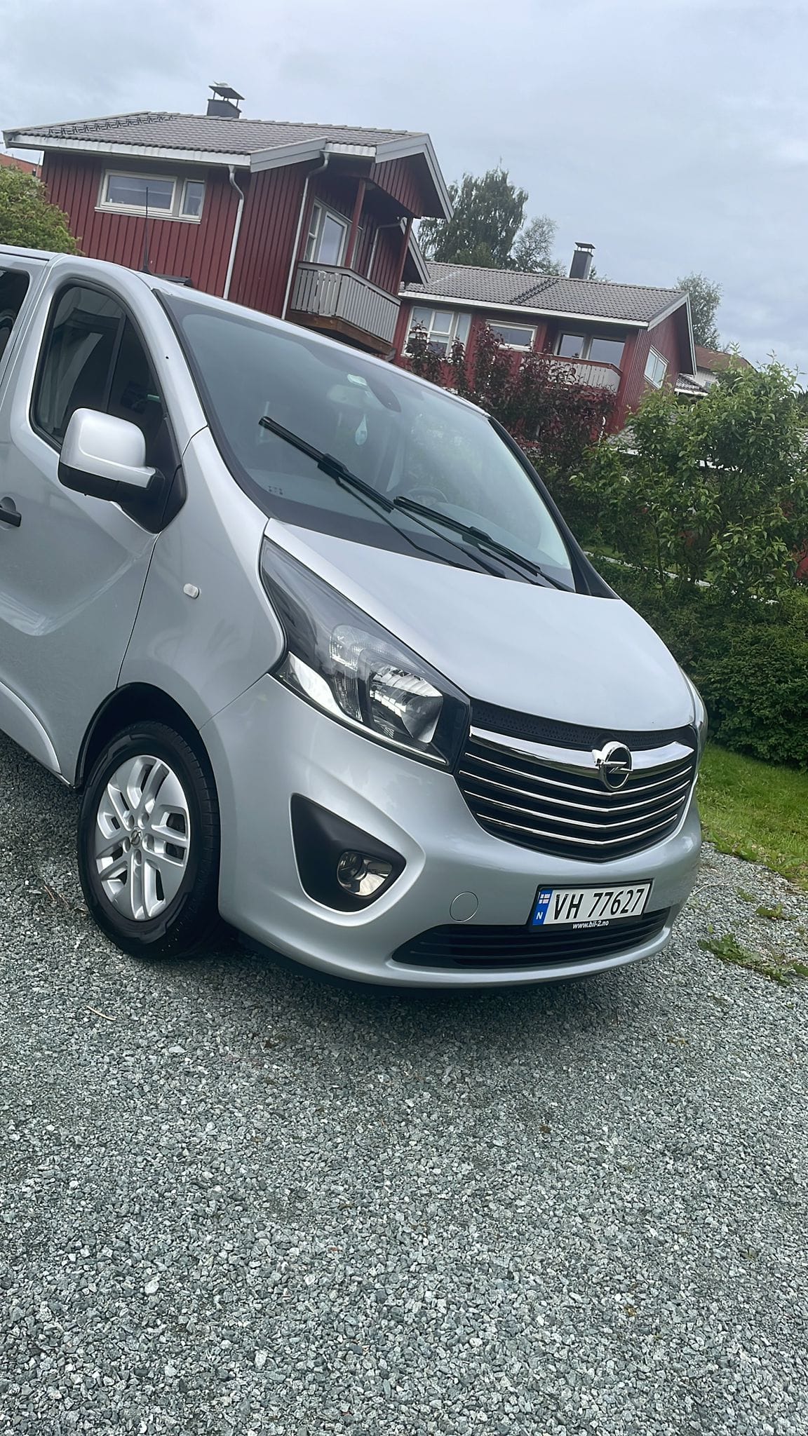 Opel Vivaro Minibuss with Snow tires