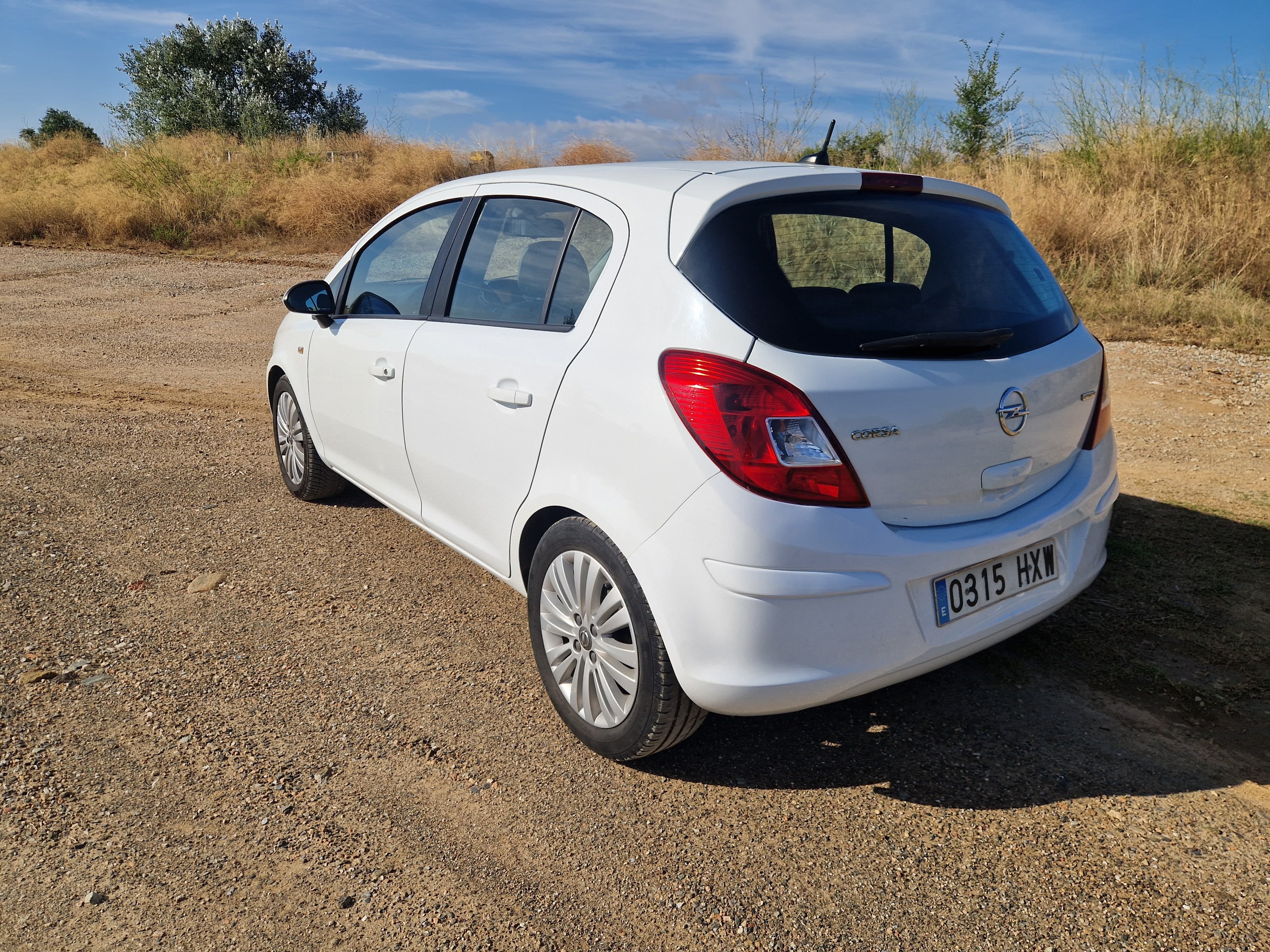 Opel Corsa Automático Conducción Cómoda y Ágil, Perfecto para Ciudad y Carretera. con Audio Bluetooth