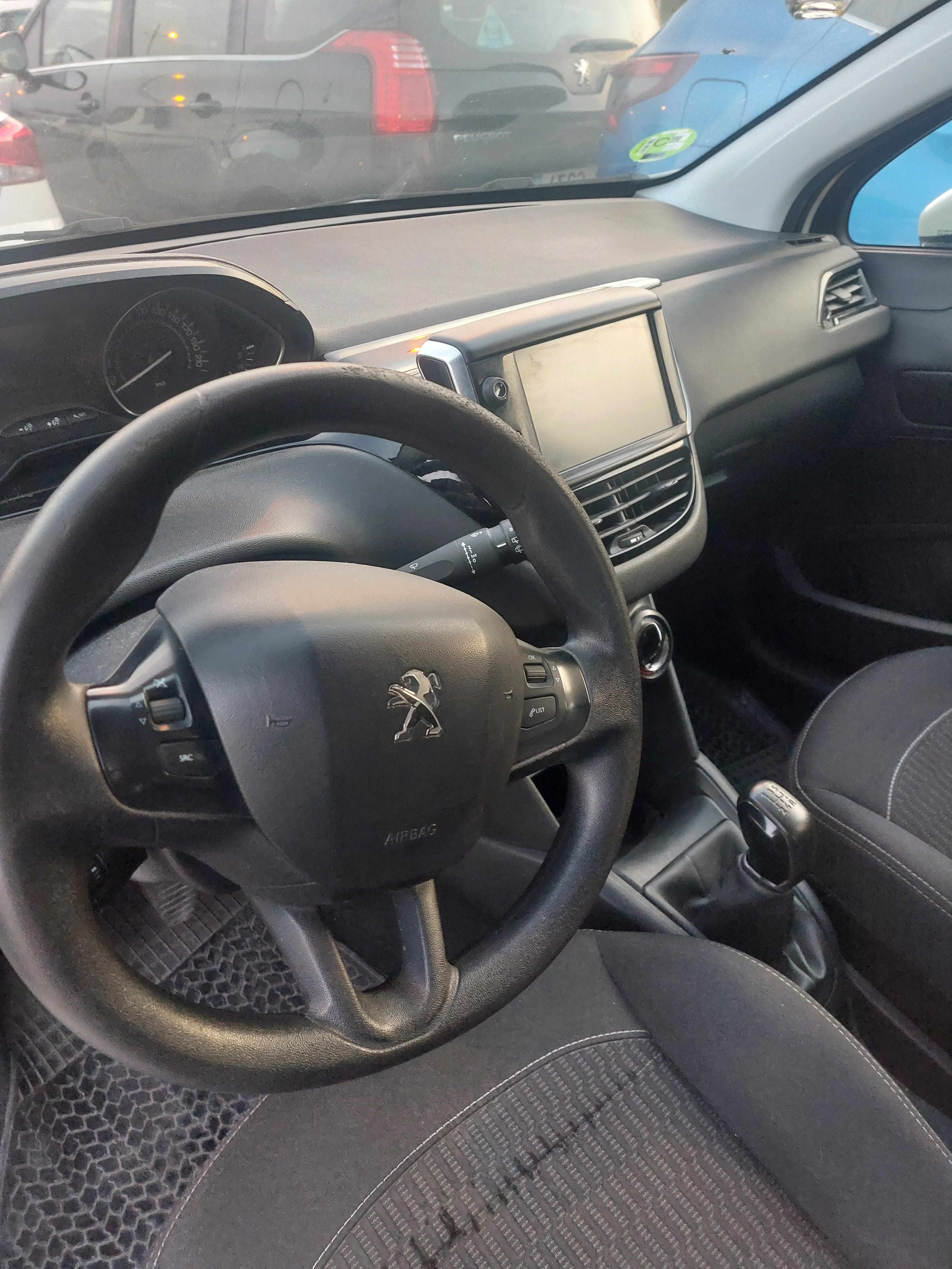 Peugeot 208 con Aire acondicionado