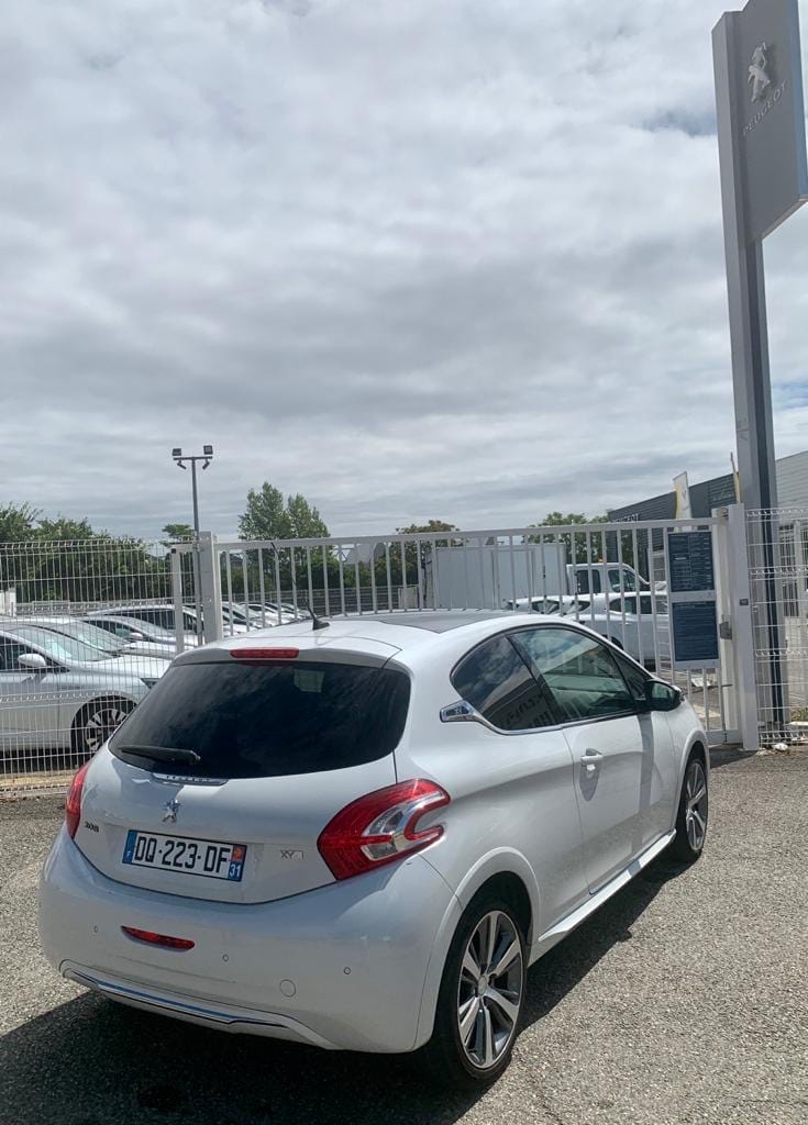 Peugeot 208 Jolie Peugeot 208 Toutes Options 1.6 HDI 90 avec GPS