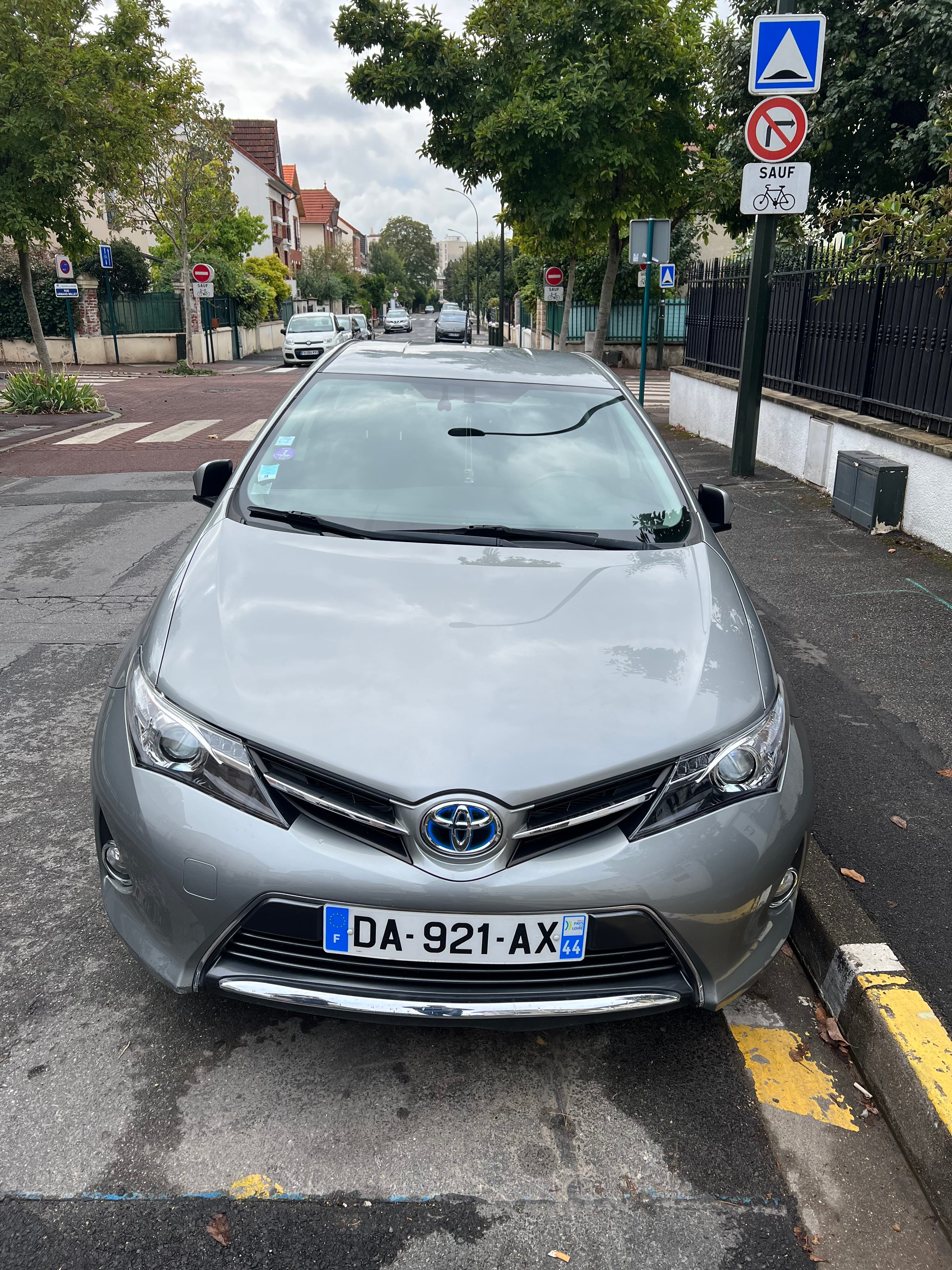 Toyota Auris, 2013, Essence 95 / Électrique (hybride), automatique